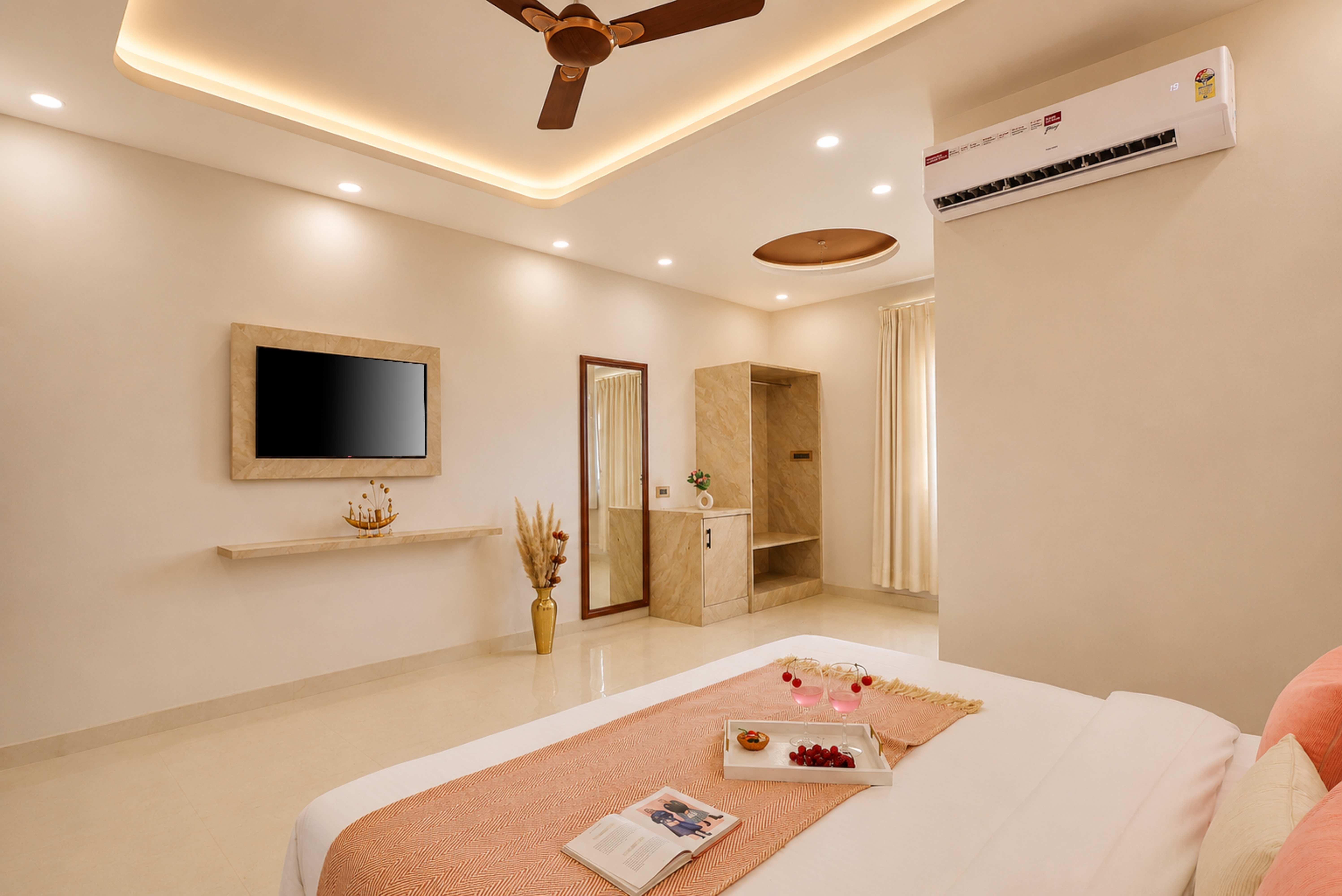 Gold Palm Granola | Elegant Room in a Serene Resort with Shared Pool, Dining, & Garden | Near Popular Tourist Attractions — photo 3