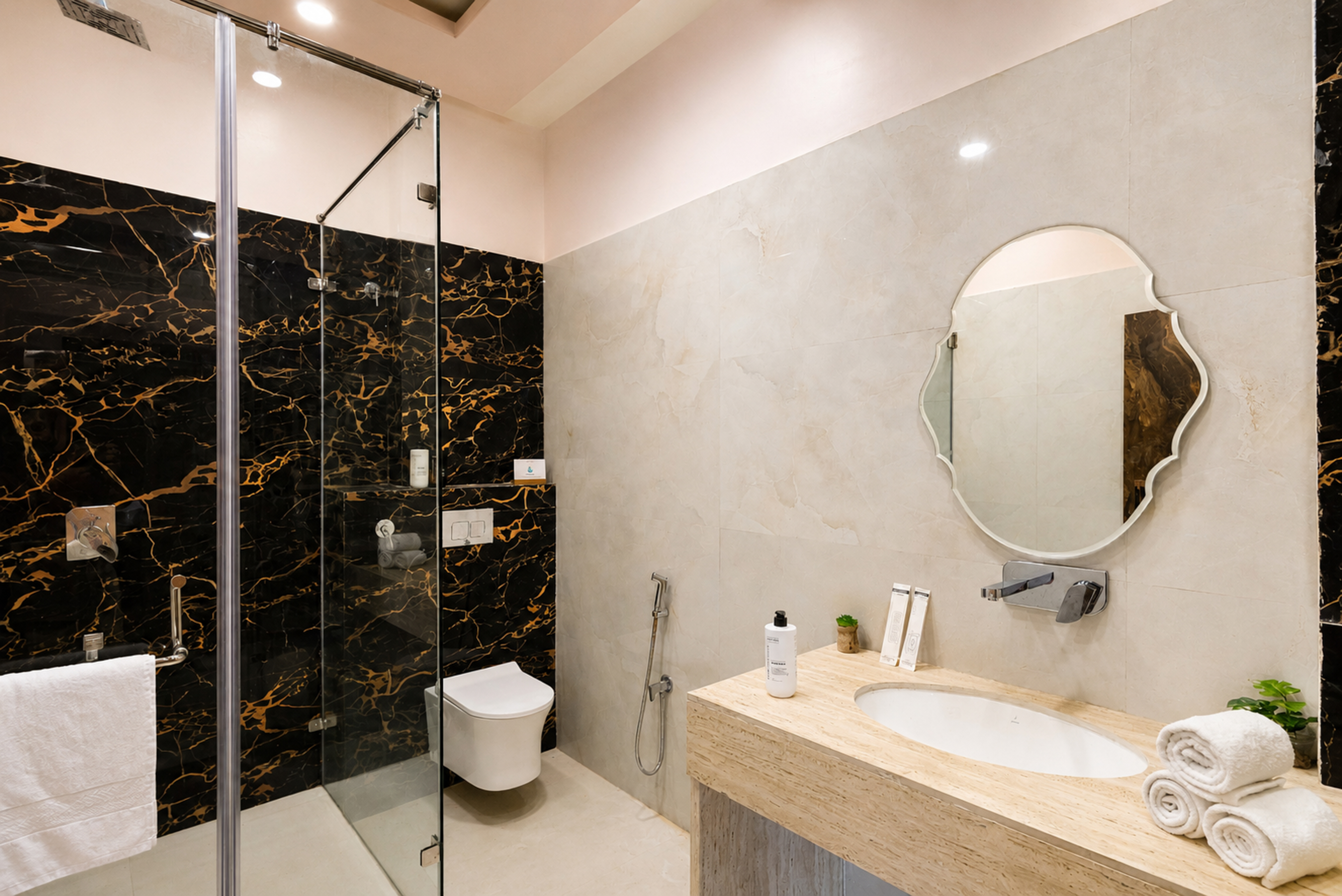 Gold Palm Granola | Elegant Room in a Serene Resort with Shared Pool, Dining, & Garden | Near Popular Tourist Attractions — photo 10