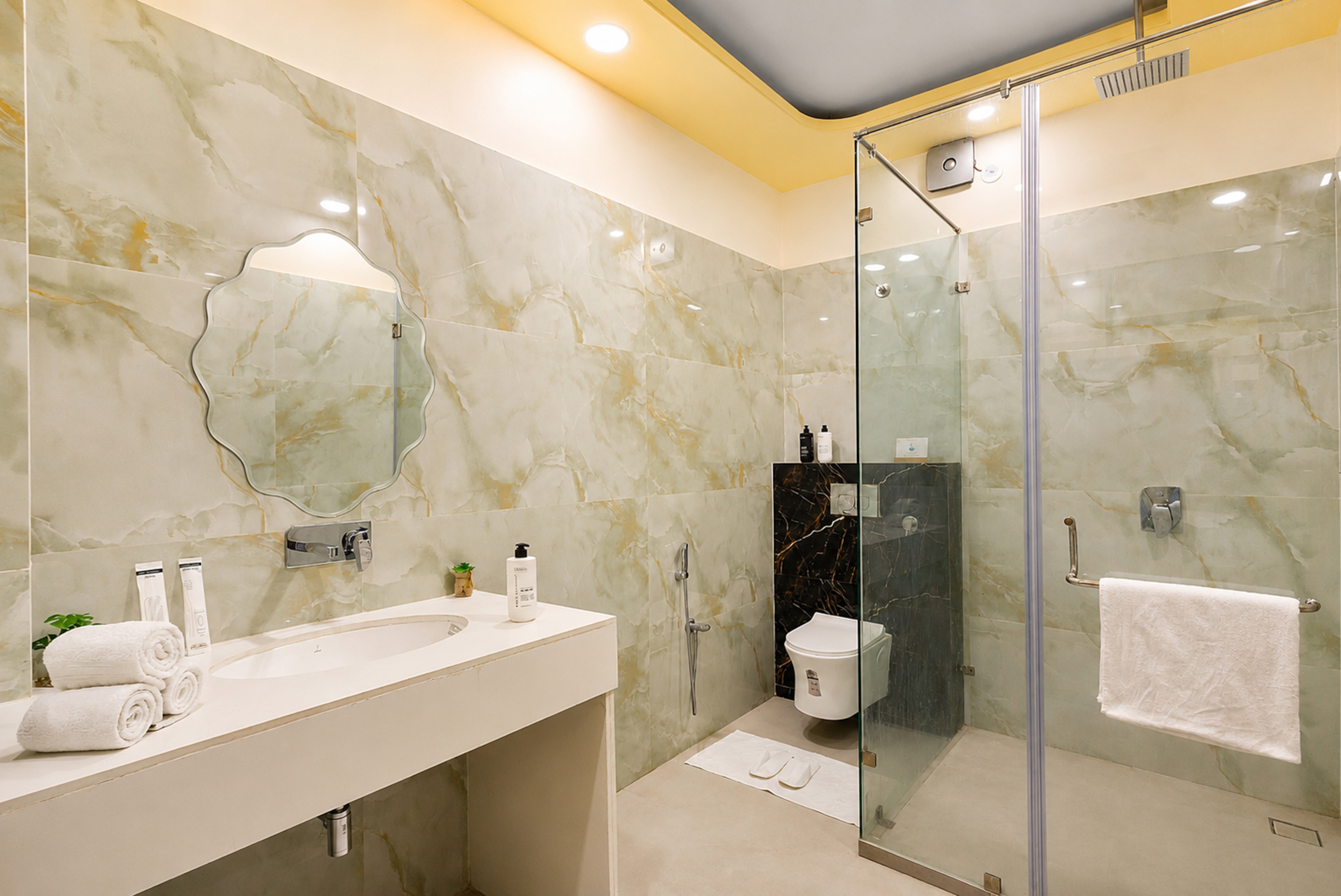 Gold Palm Granola | Elegant Room in a Serene Resort with Shared Pool, Dining, & Garden | Near Popular Tourist Attractions — photo 17