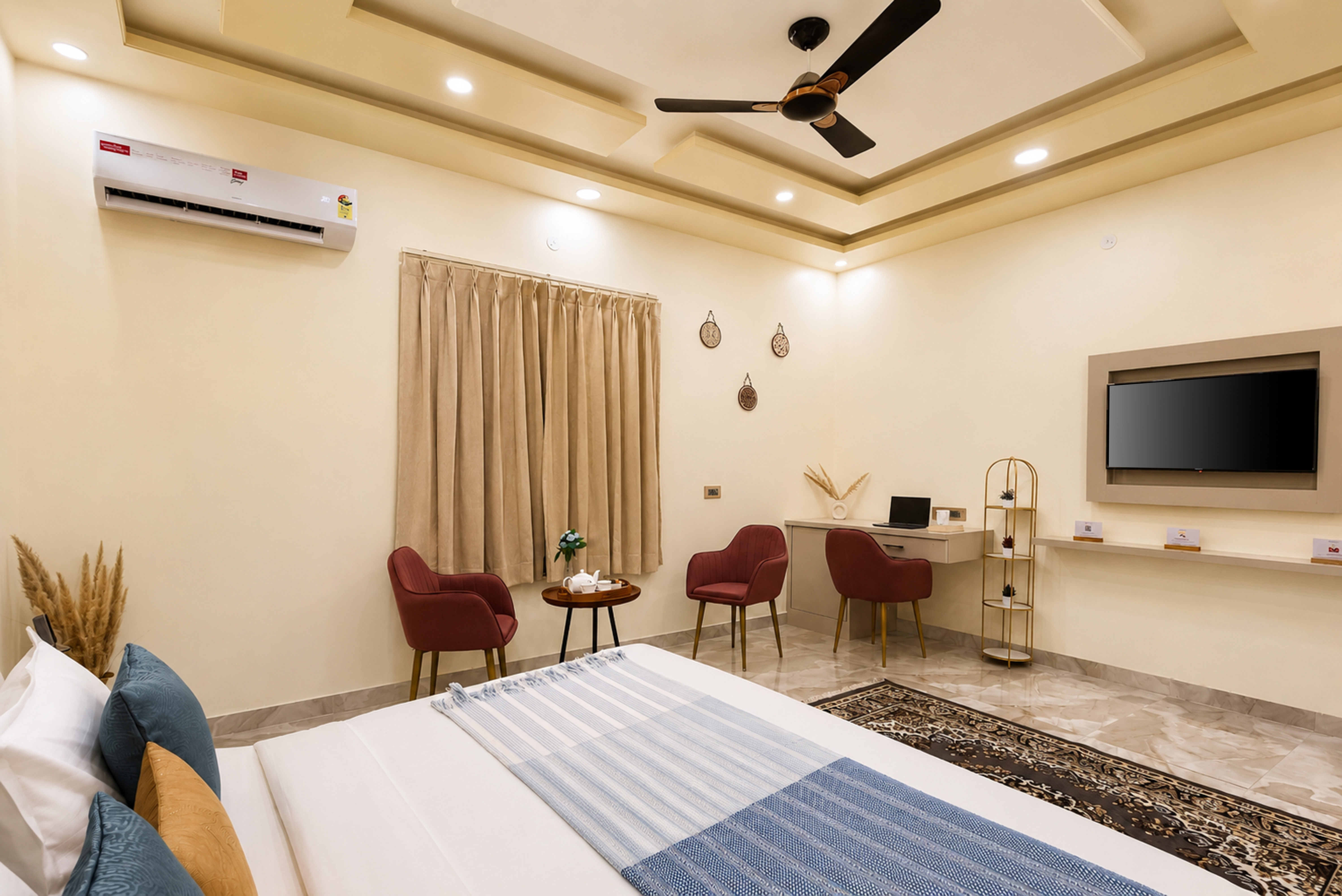 Gold Palm Granola | Elegant Room in a Serene Resort with Shared Pool, Dining, & Garden | Near Popular Tourist Attractions — photo 16