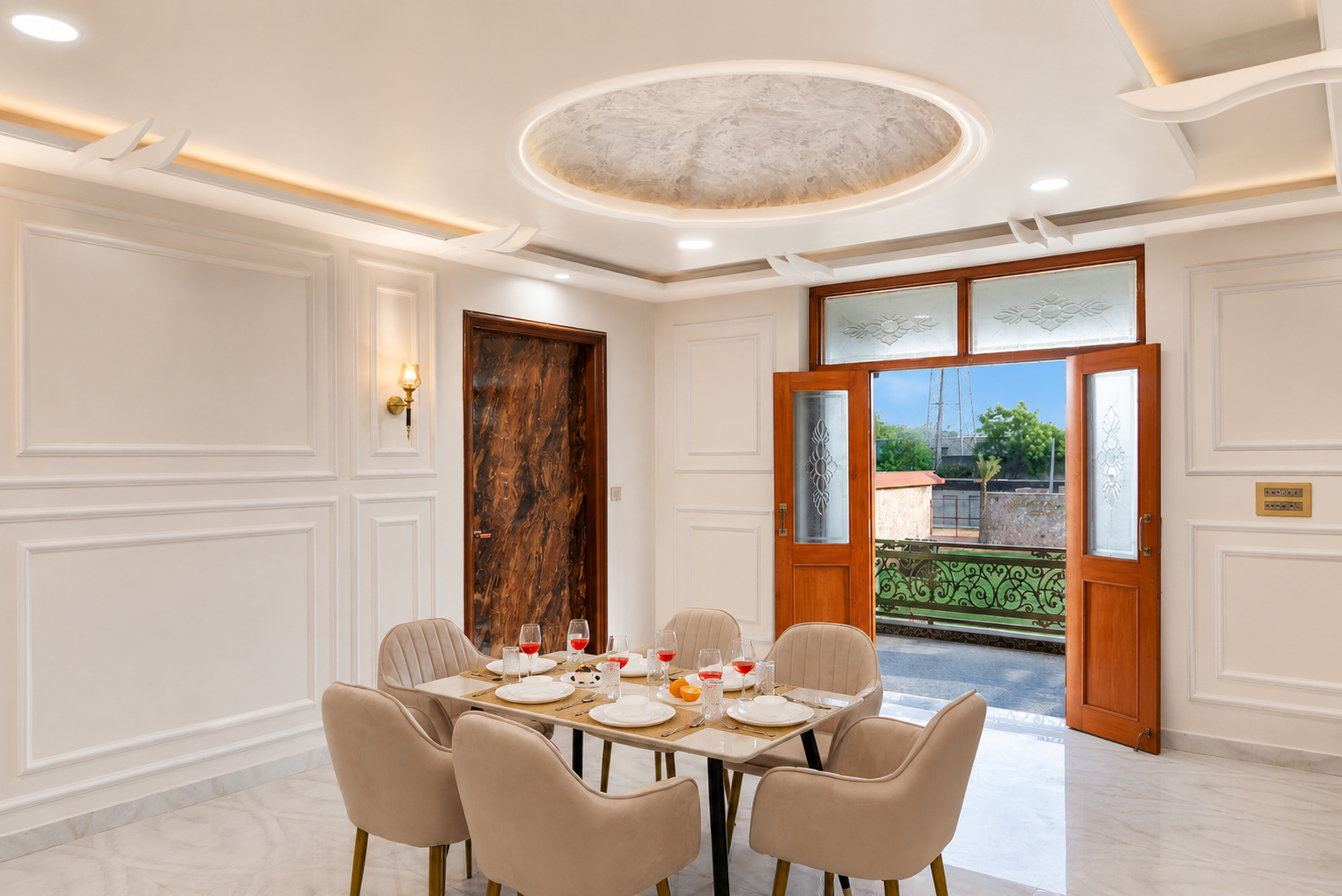 Gold Palm Granola | Elegant Room in a Serene Resort with Shared Pool, Dining, & Garden | Near Popular Tourist Attractions — photo 2