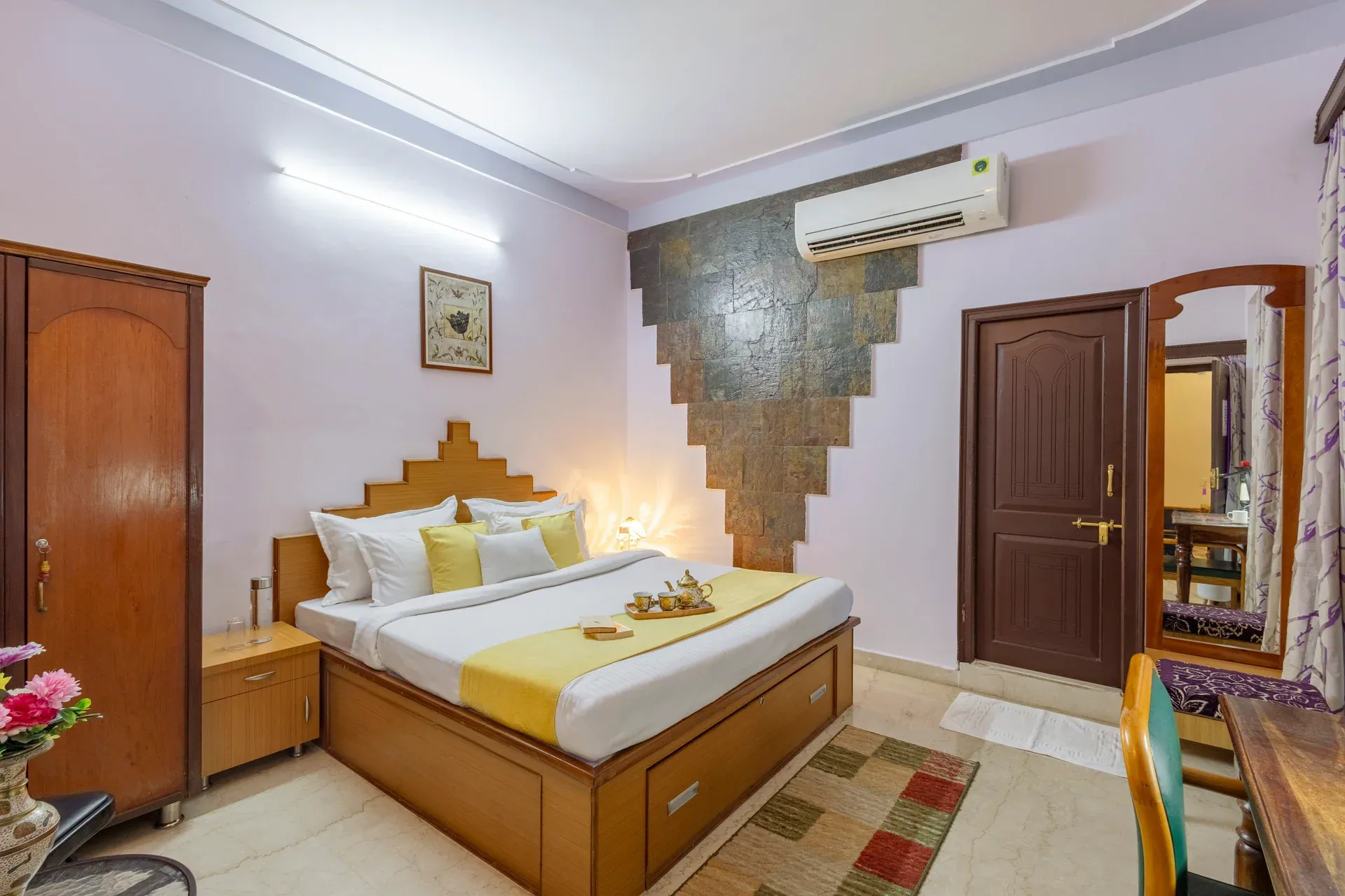 Abhimanyu Mansion Sapphire | 4-BHK Heritage Haveli With Outdoor Dining Area & Garden in City Centre — photo 9