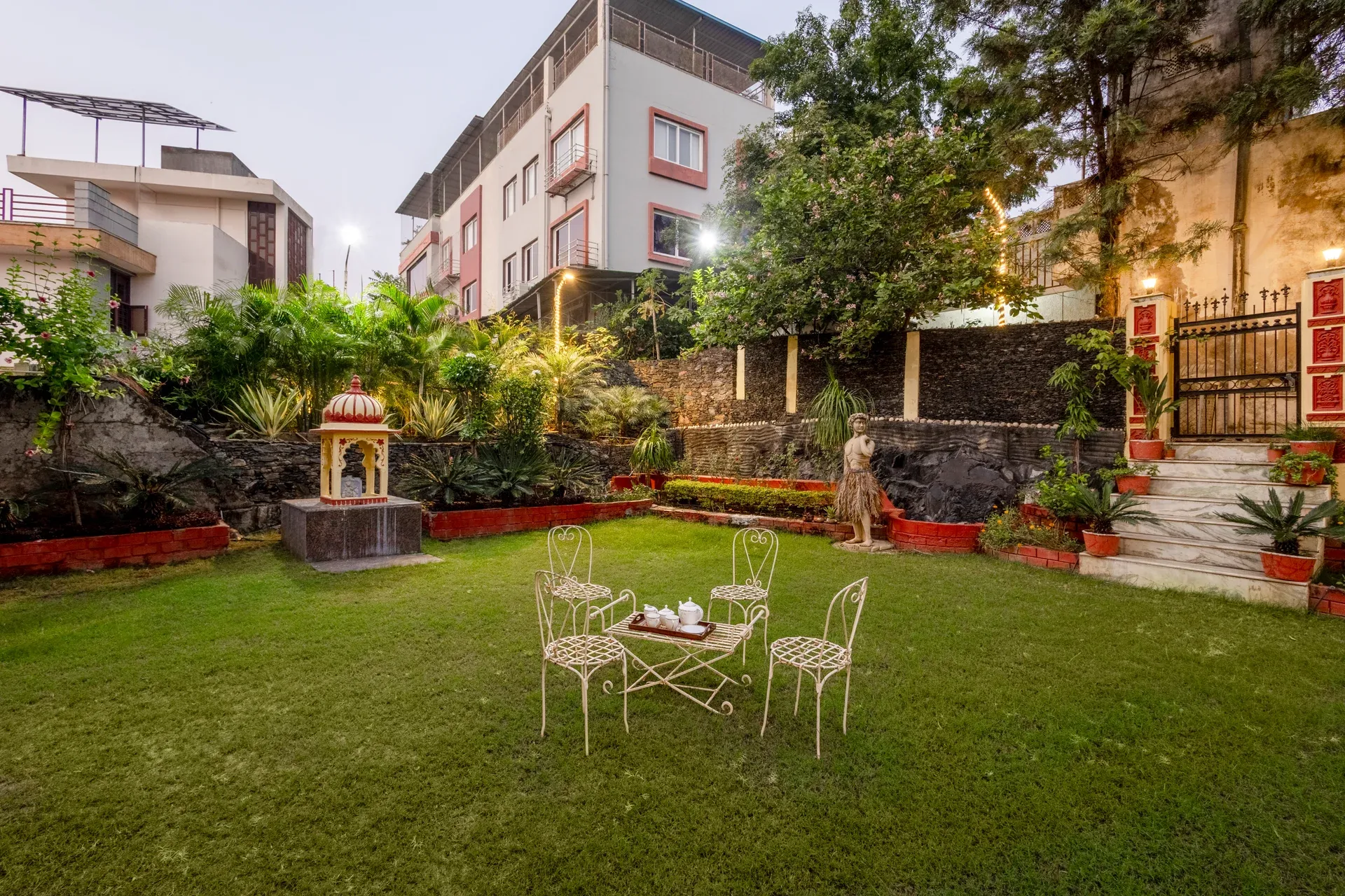 Abhimanyu Mansion Sapphire | 4-BHK Heritage Haveli With Outdoor Dining Area & Garden in City Centre — photo 10