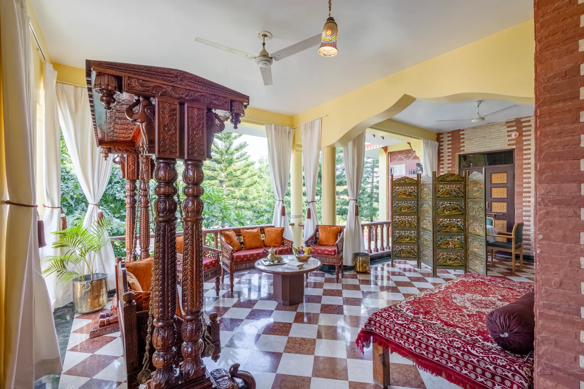 Abhimanyu Mansion Sapphire | 4-BHK Heritage Haveli With Outdoor Dining Area & Garden in City Centre — photo 3