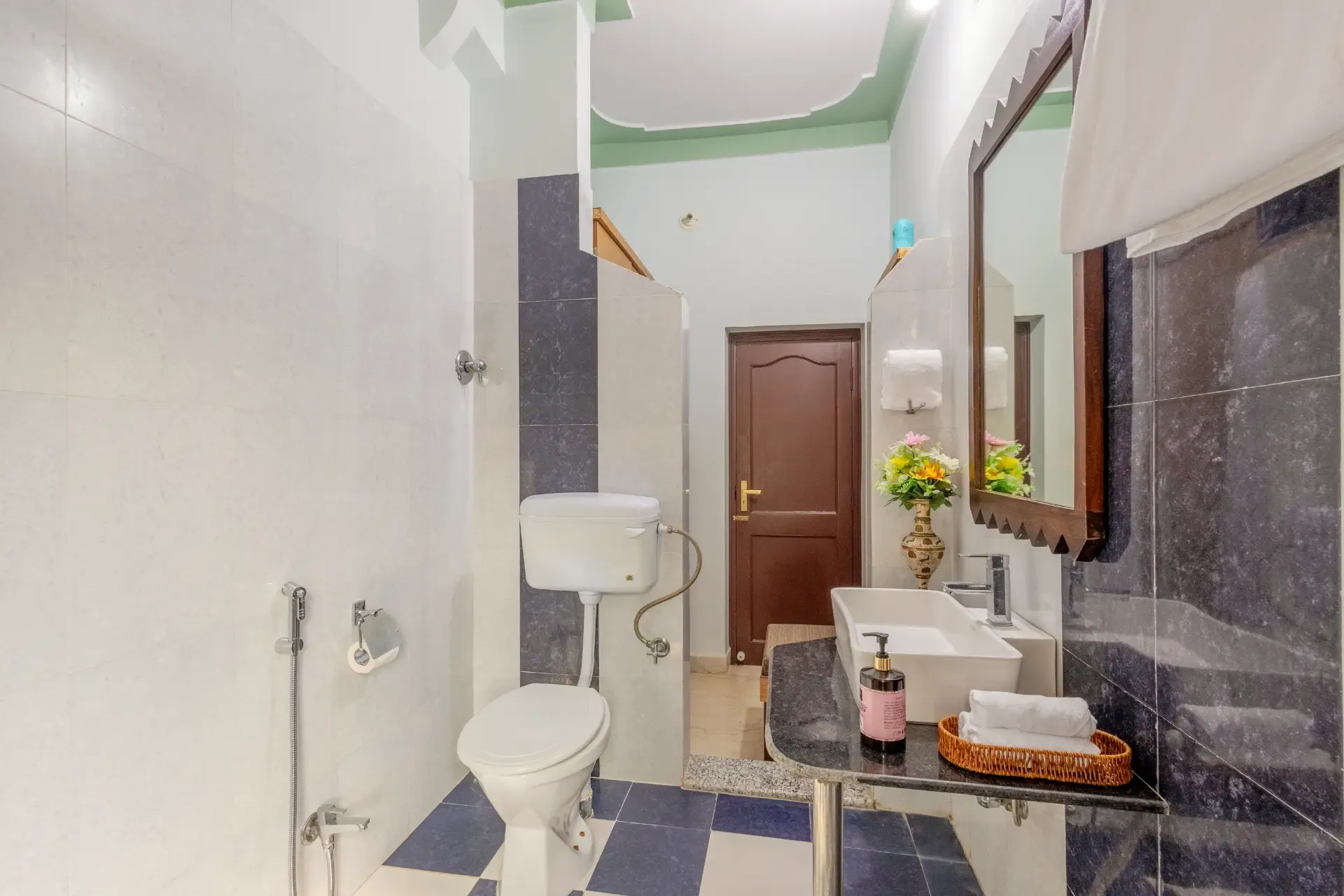 Abhimanyu Mansion Pearl | A 6-BHK Manor With Rajasthani Charm & a Garden In City’s Heart — photo 27