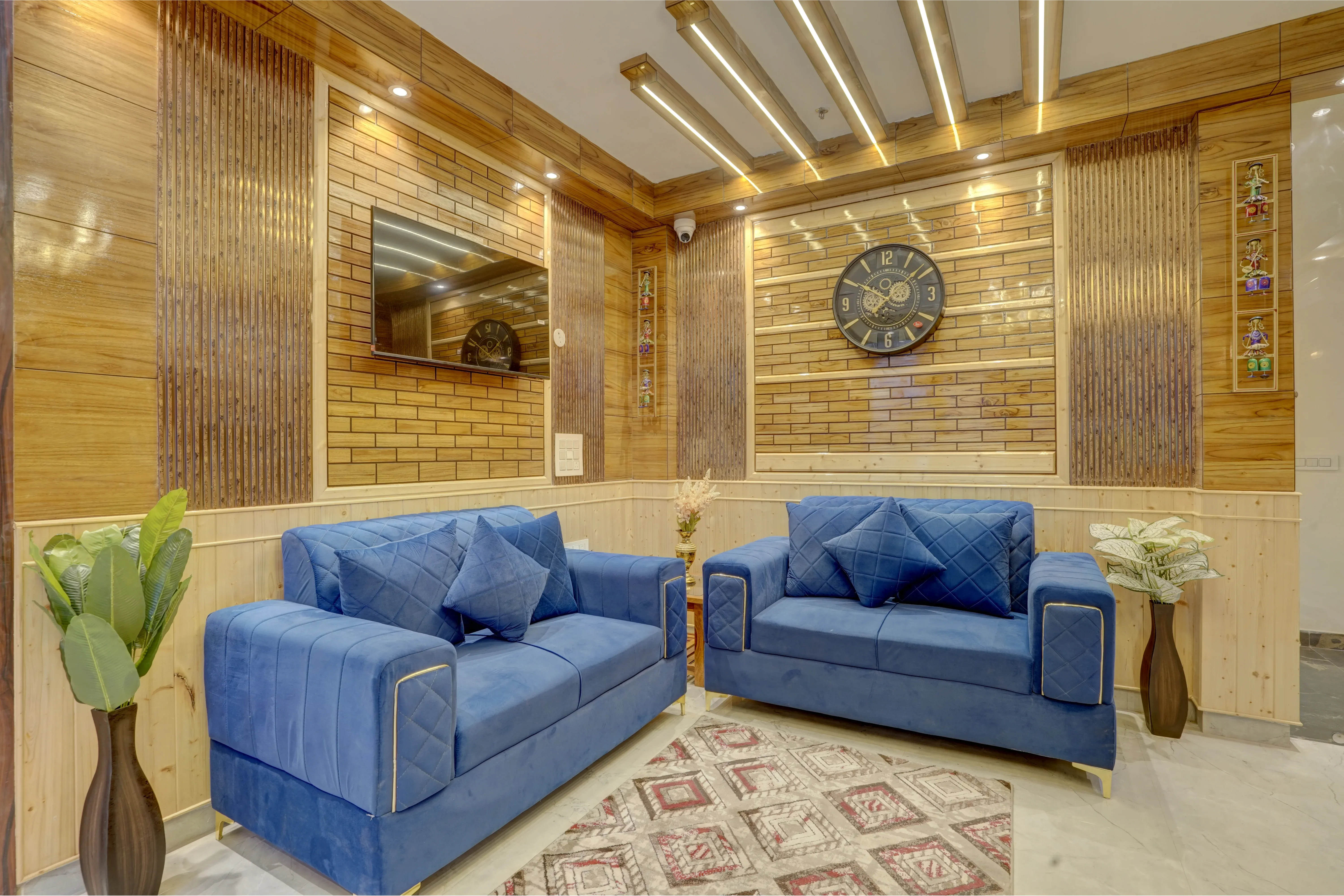 Serene Woods Hotel | 1-Room Retreat With Balcony, Lift & Restaurant Amid Nature — photo 10