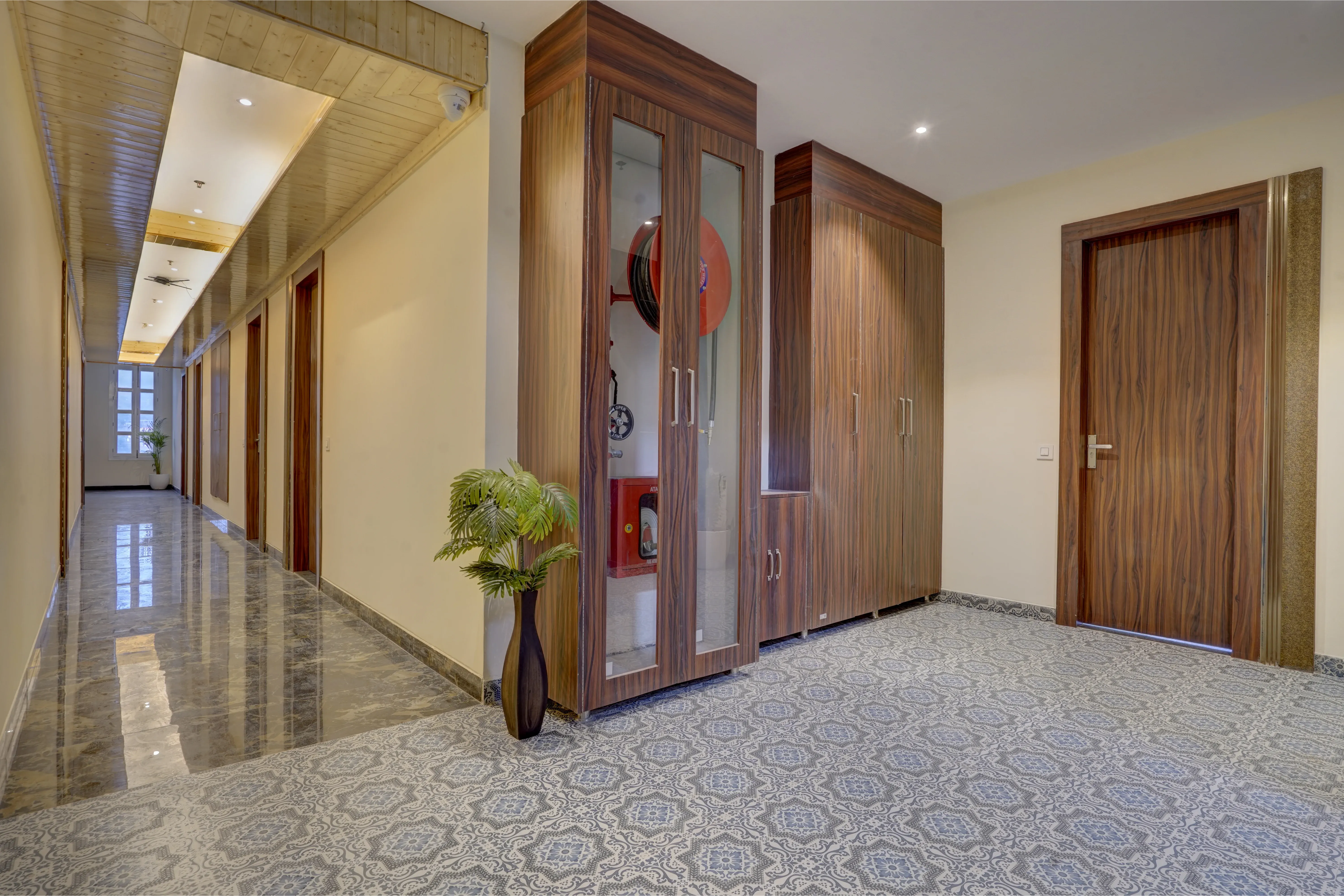 Serene Woods Hotel | 1-Room Retreat With Balcony, Lift & Restaurant Amid Nature — photo 15