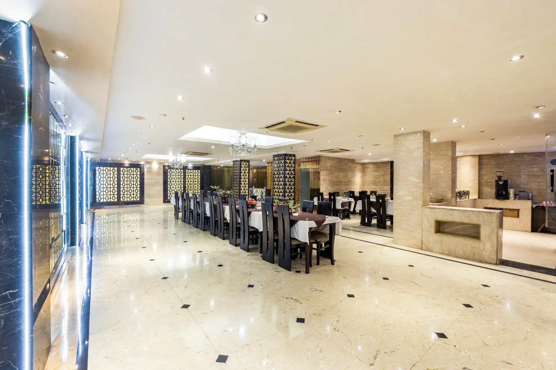 Emperor Palms | Premium | Restaurant | Lift — photo 9