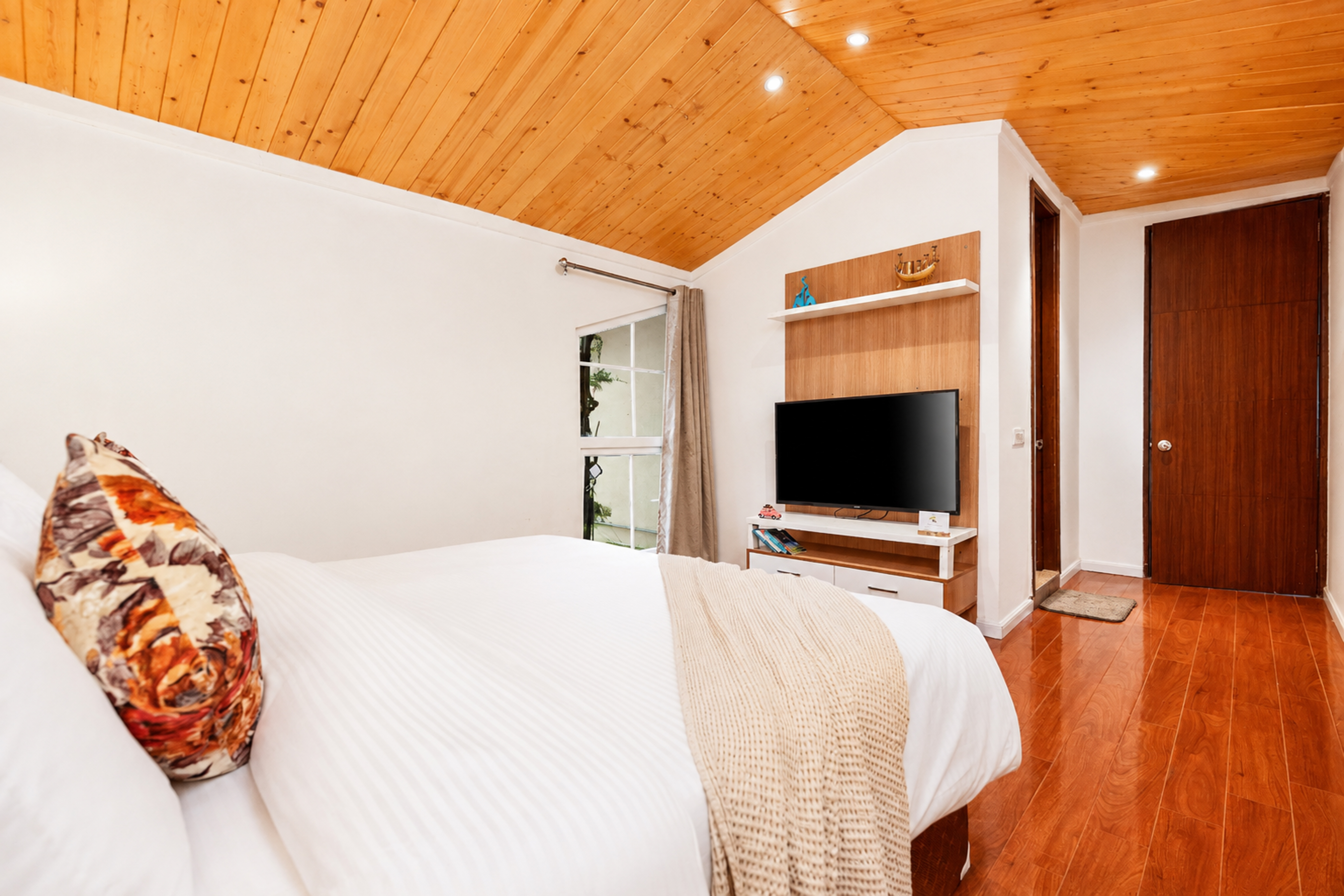 Fir Holiday In Homestay | Pet-Friendly 4 BHK Attic Apartment with Private Balconies, Forest View, Reception & Indoor Games — photo 18