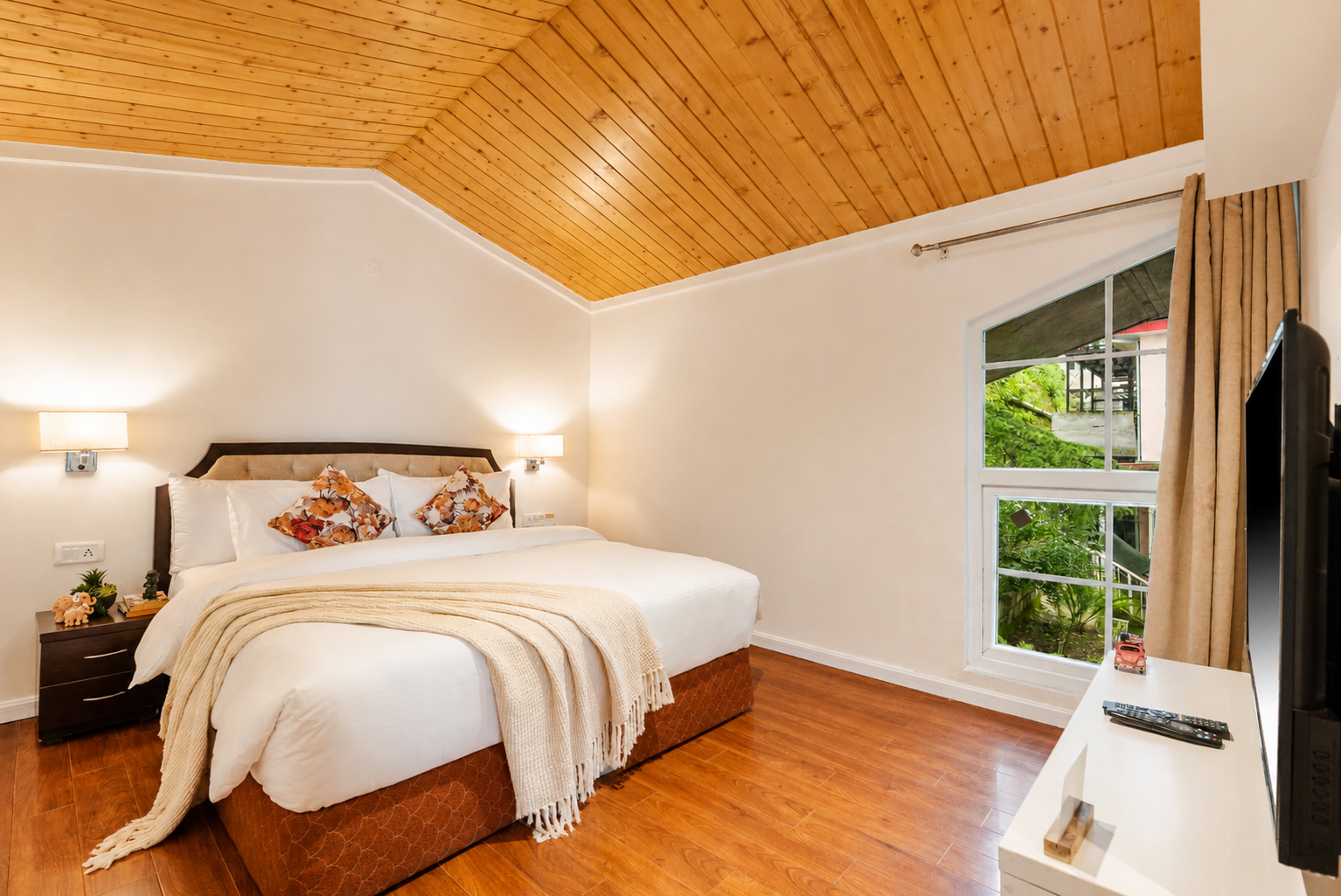 Fir Holiday In Homestay | Pet-Friendly 4 BHK Attic Apartment with Private Balconies, Forest View, Reception & Indoor Games — photo 16