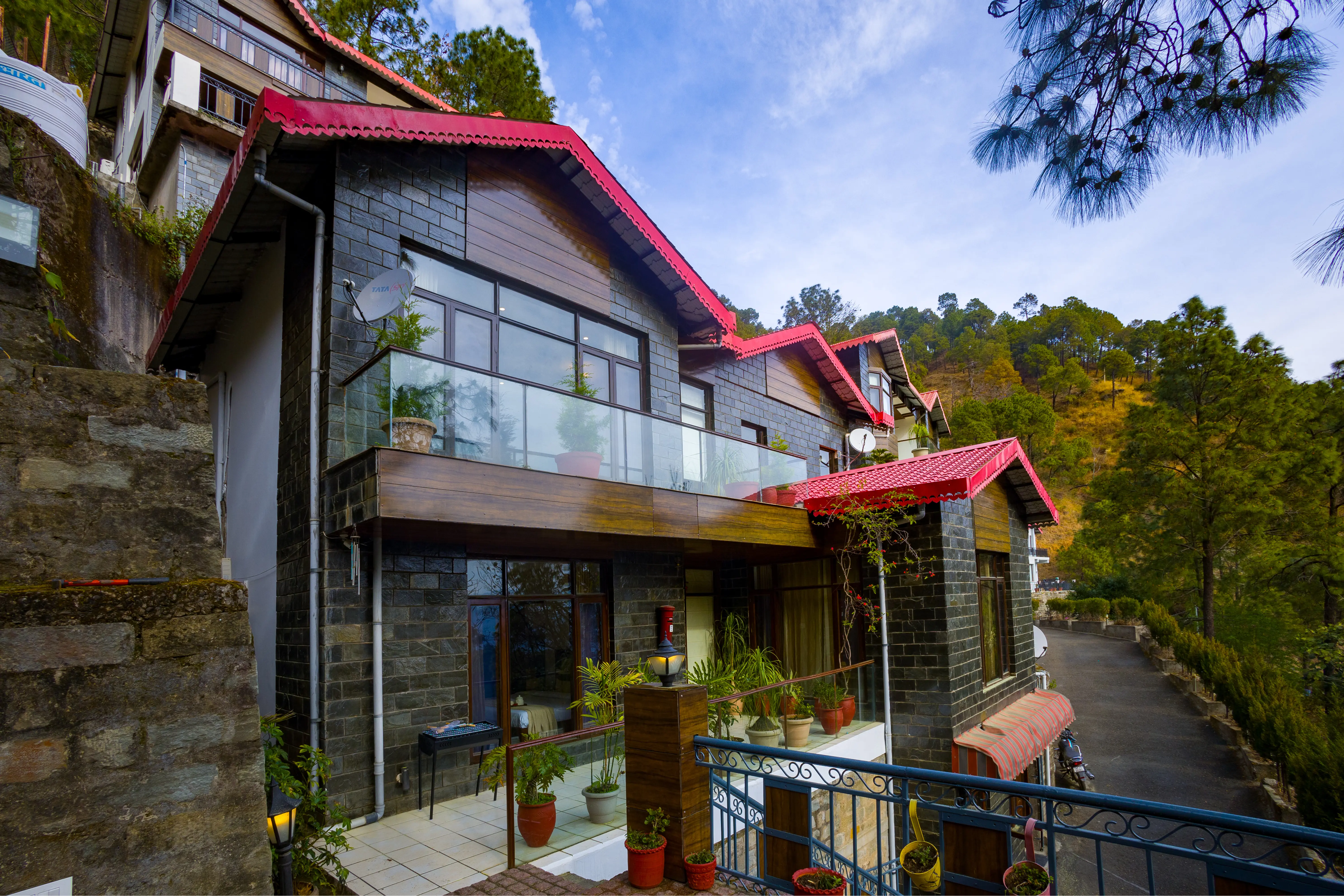 Kasauli Woods Cottage | Hillside 3-BHK Retreat With Outdoor Lounge, Balcony & Scenic Views — photo 5