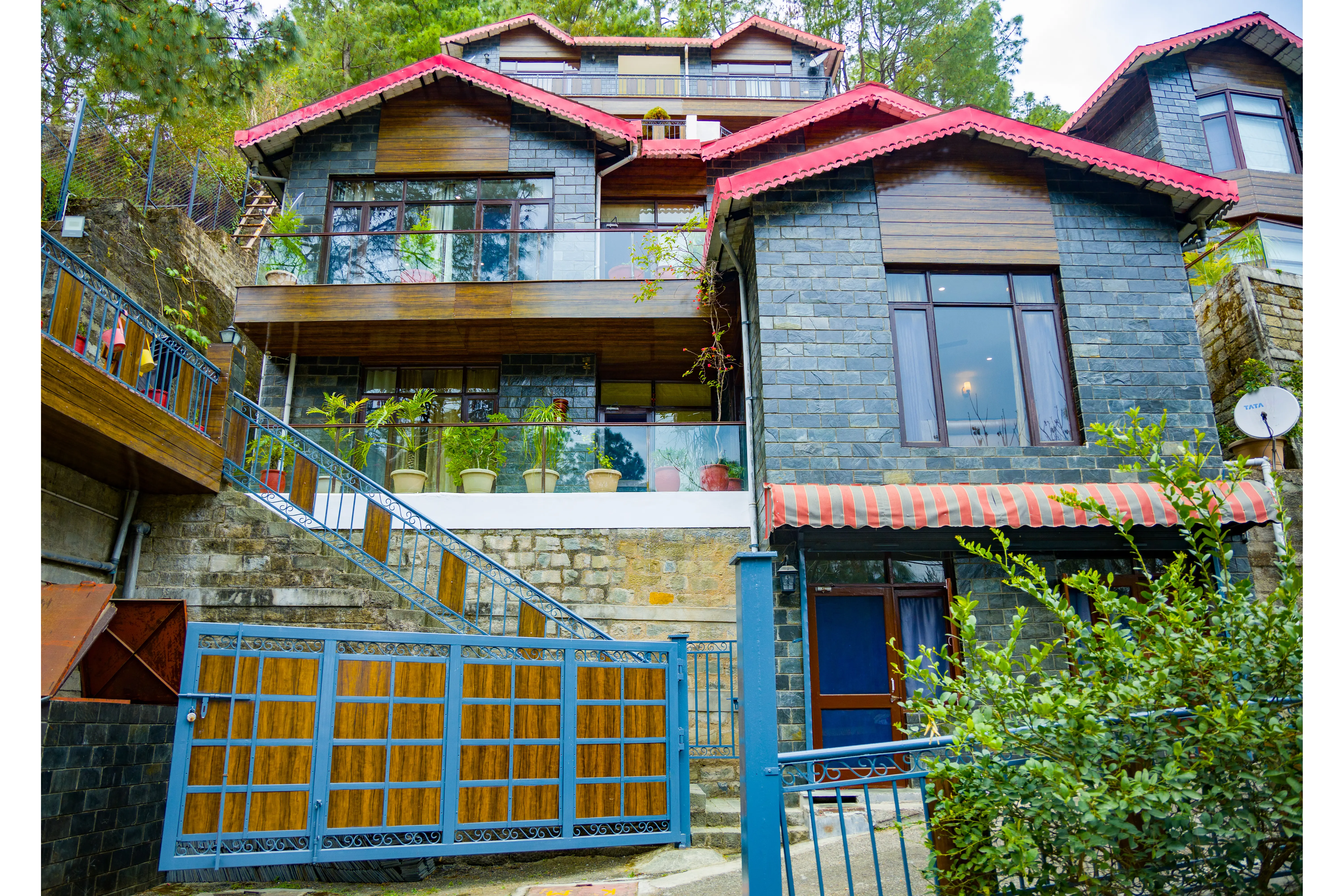 Kasauli Woods Cottage | Hillside 3-BHK Retreat With Outdoor Lounge, Balcony & Scenic Views — photo 4