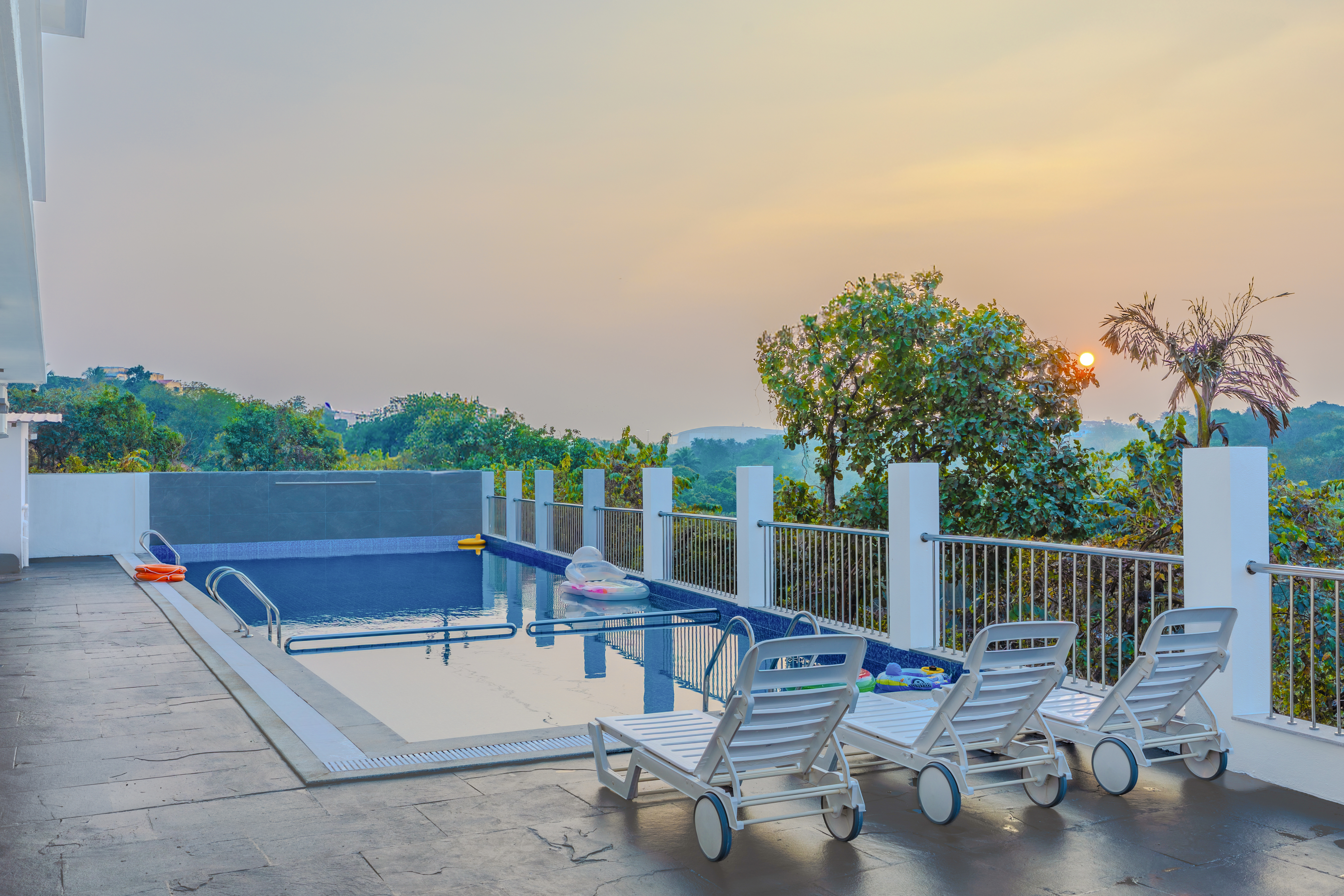 MidPoint Uno Suite | Pet-friendly 1-Room with Shared Outdoor Pool, Living Area & Entertainment Lounge | Lift Access — photo 18
