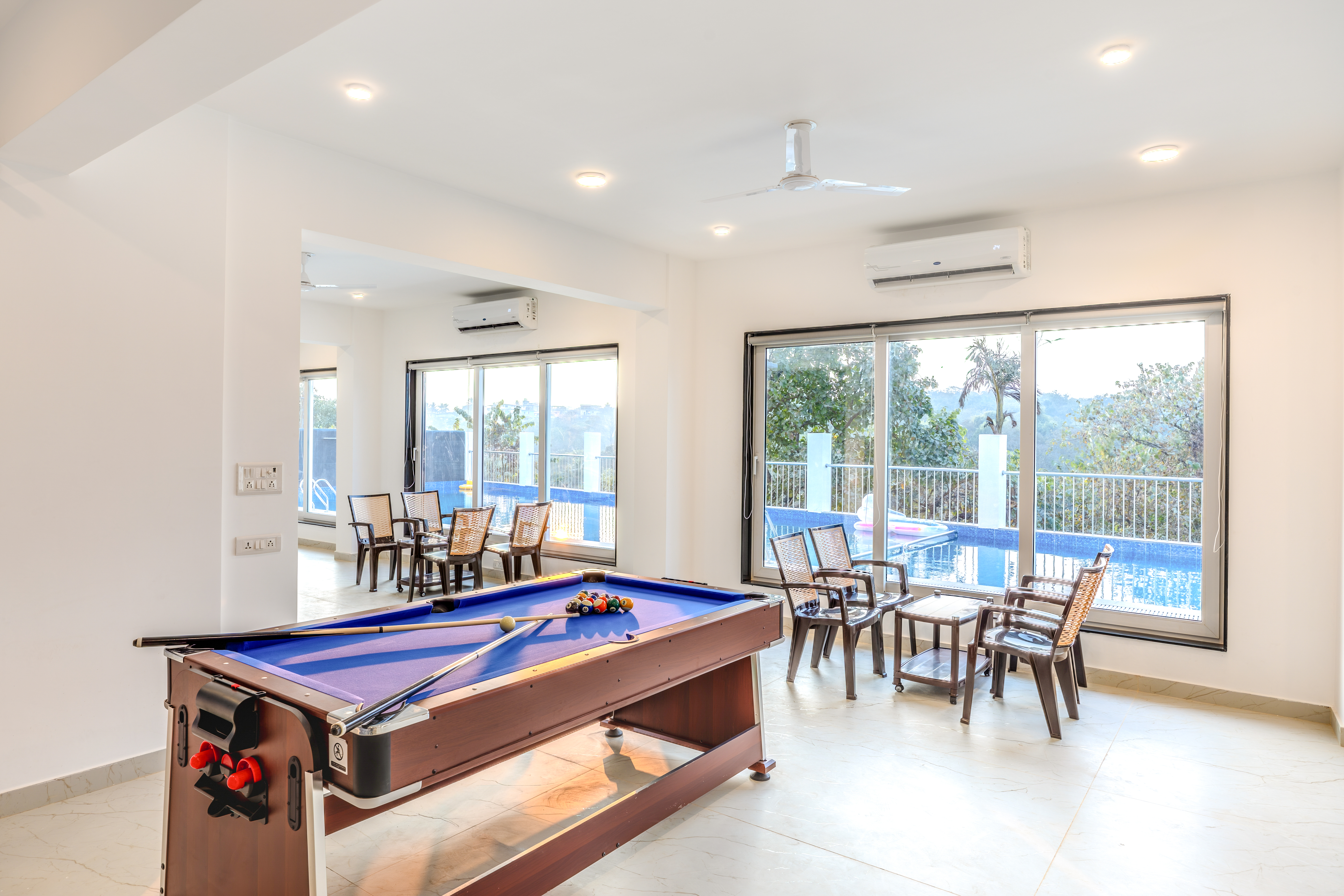 MidPoint Uno Suite | Pet-friendly 1-Room with Shared Outdoor Pool, Living Area & Entertainment Lounge | Lift Access — photo 5