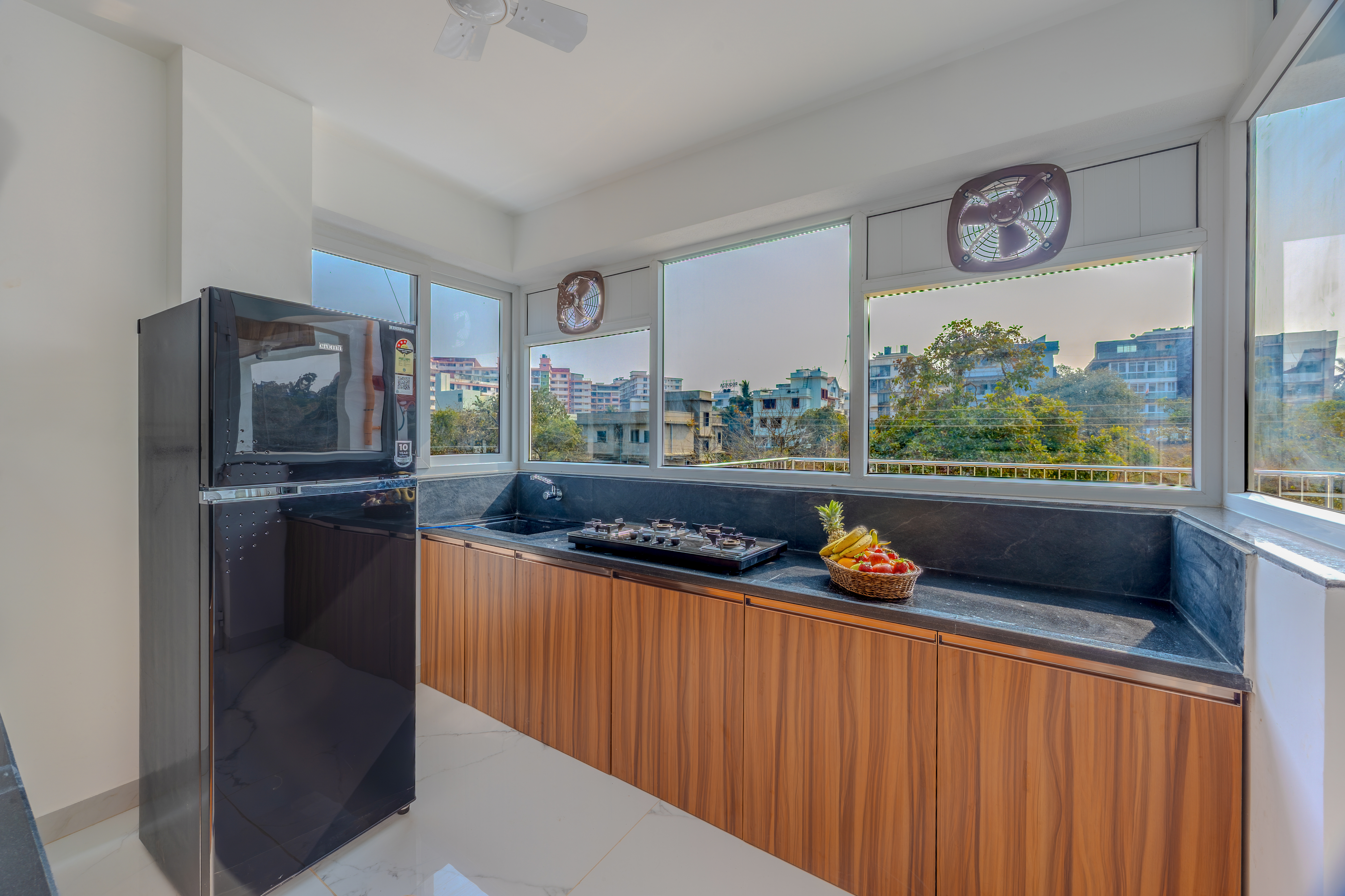 MidPoint Uno Suite | Pet-friendly 1-Room with Shared Outdoor Pool, Living Area & Entertainment Lounge | Lift Access — photo 23