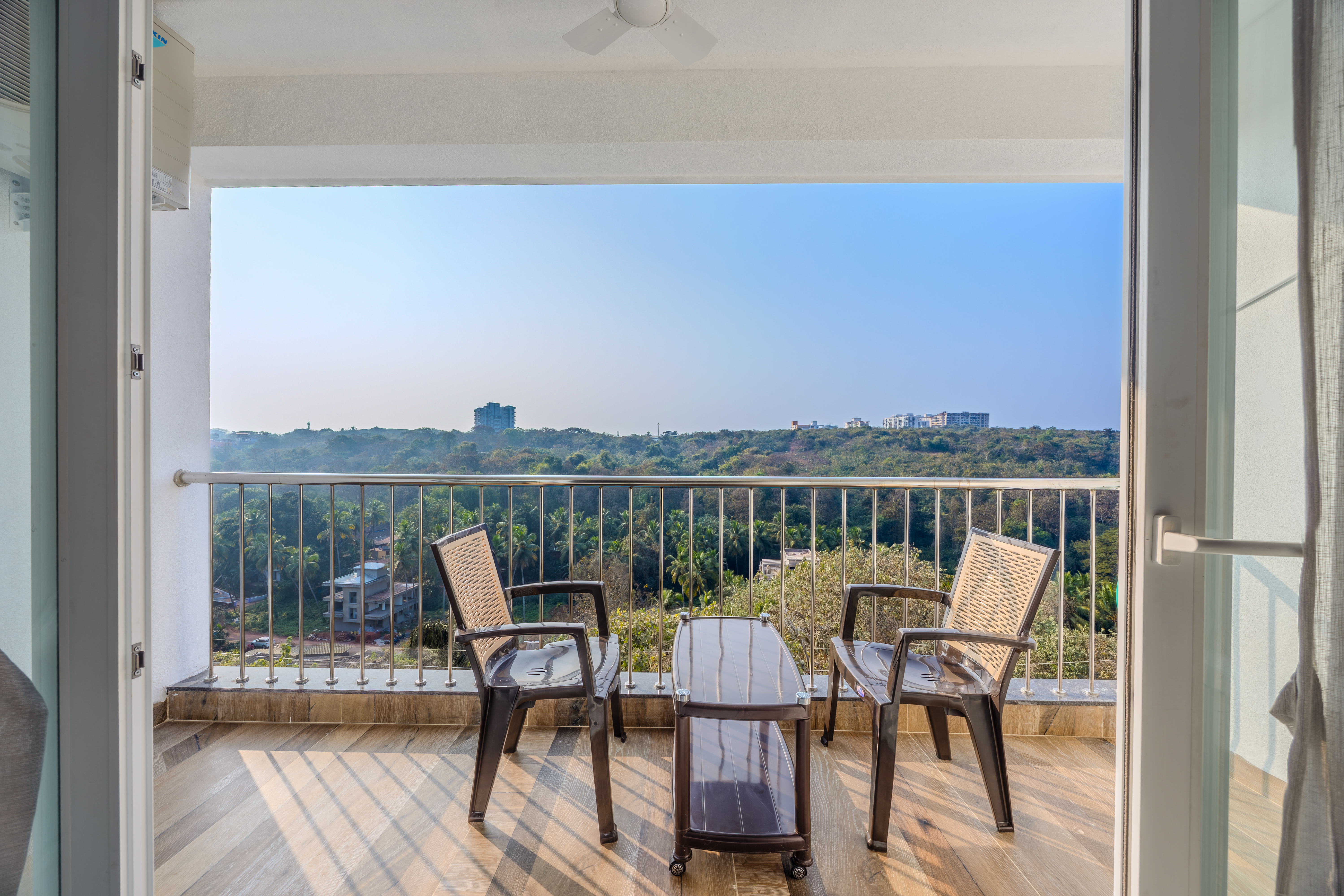 MidPoint Uno Suite | Pet-friendly 1-Room with Shared Outdoor Pool, Living Area & Entertainment Lounge | Lift Access — photo 13
