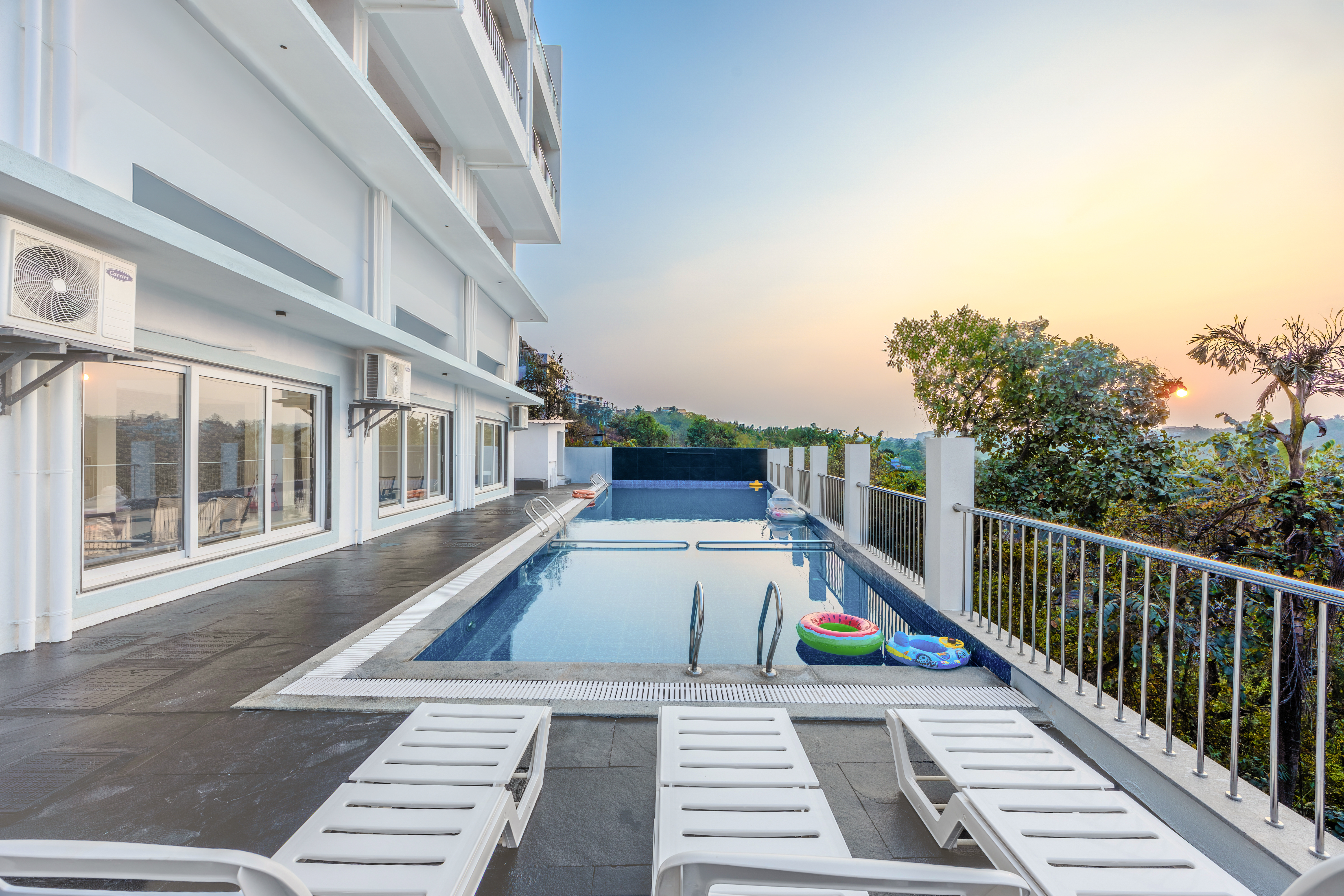 MidPoint Uno Suite | Pet-friendly 1-Room with Shared Outdoor Pool, Living Area & Entertainment Lounge | Lift Access — photo 17
