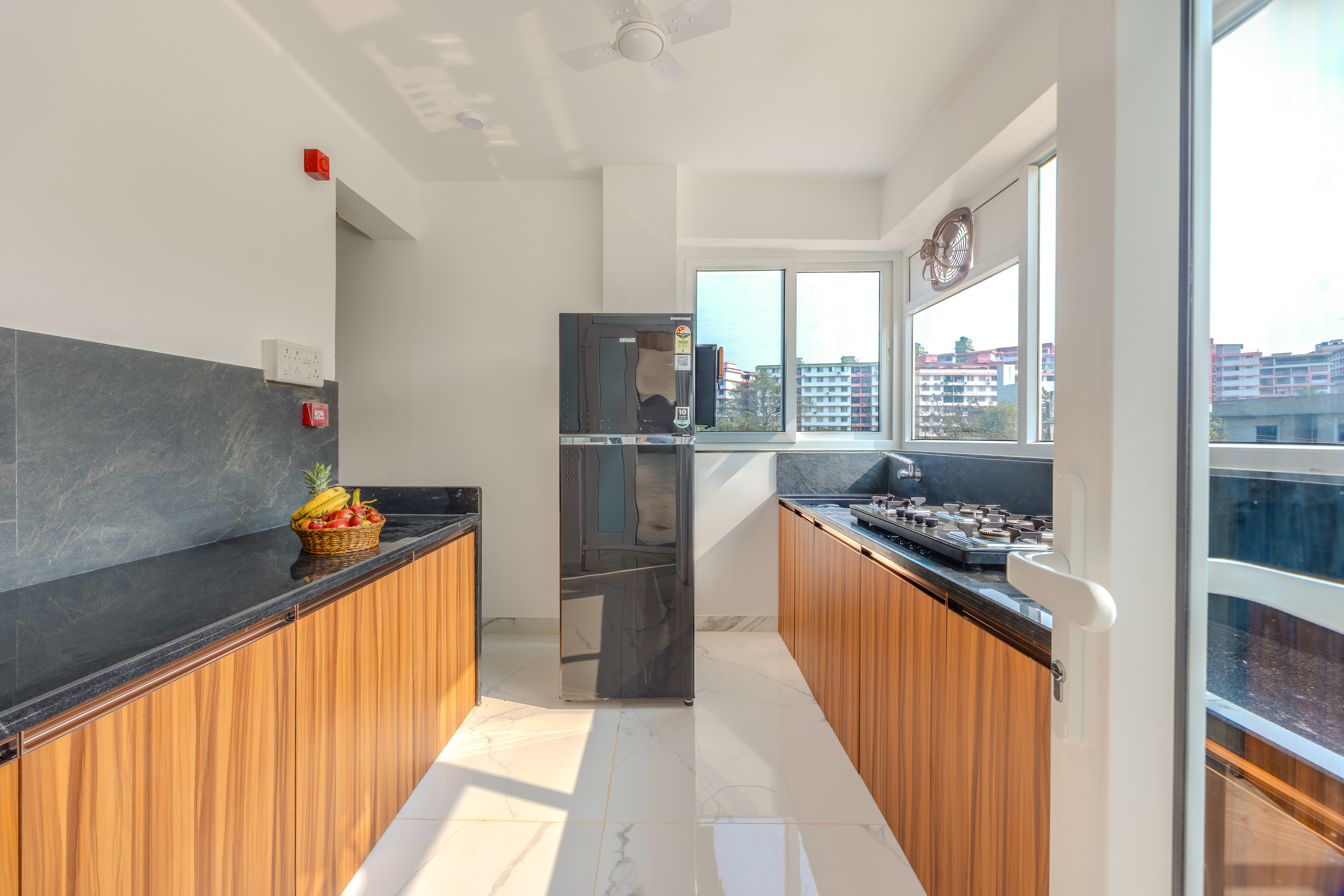 MidPoint Uno Suite | Pet-friendly 1-Room with Shared Outdoor Pool, Living Area & Entertainment Lounge | Lift Access — photo 11