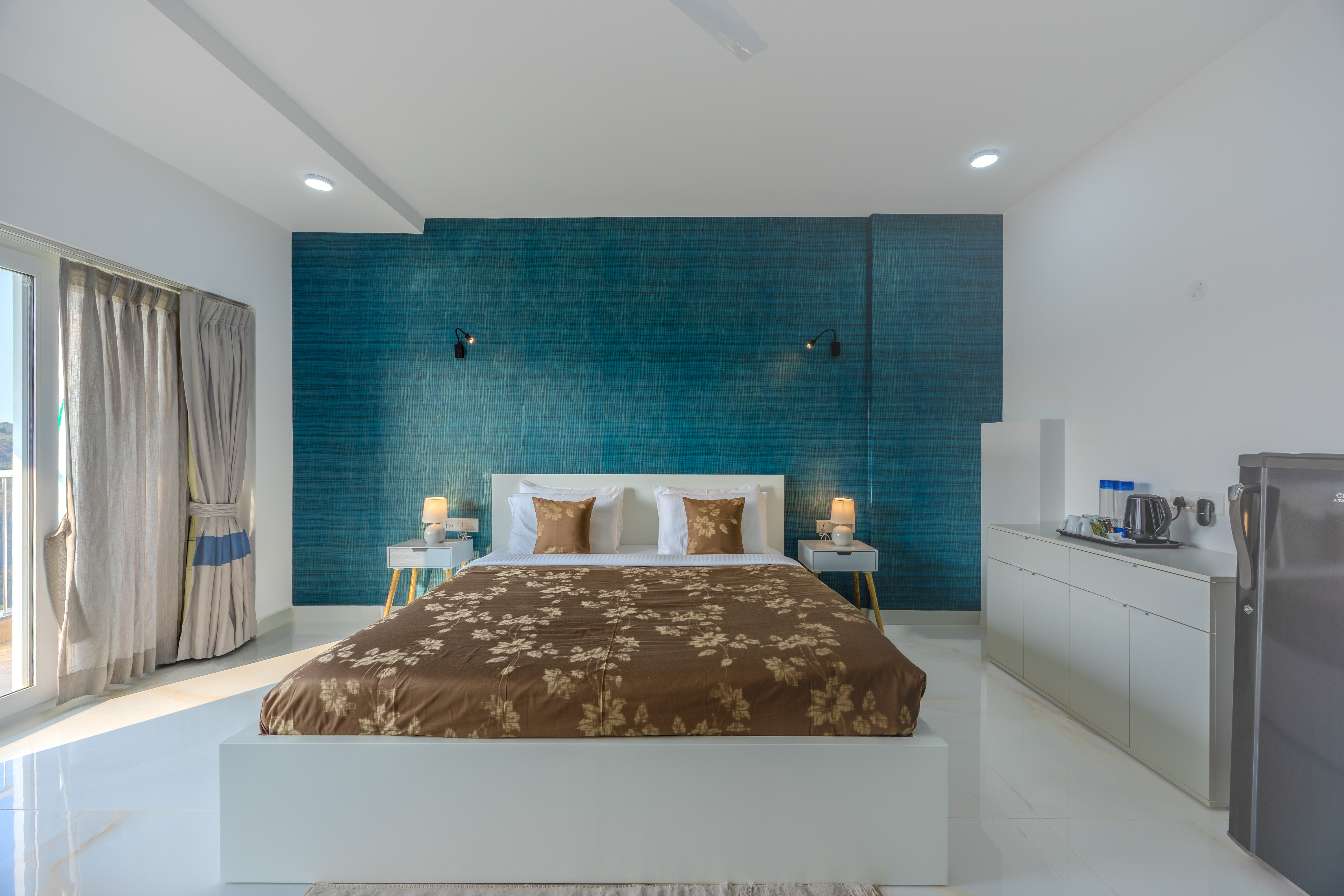 MidPoint Uno Suite | Pet-friendly 1-Room with Shared Outdoor Pool, Living Area & Entertainment Lounge | Lift Access — photo 27