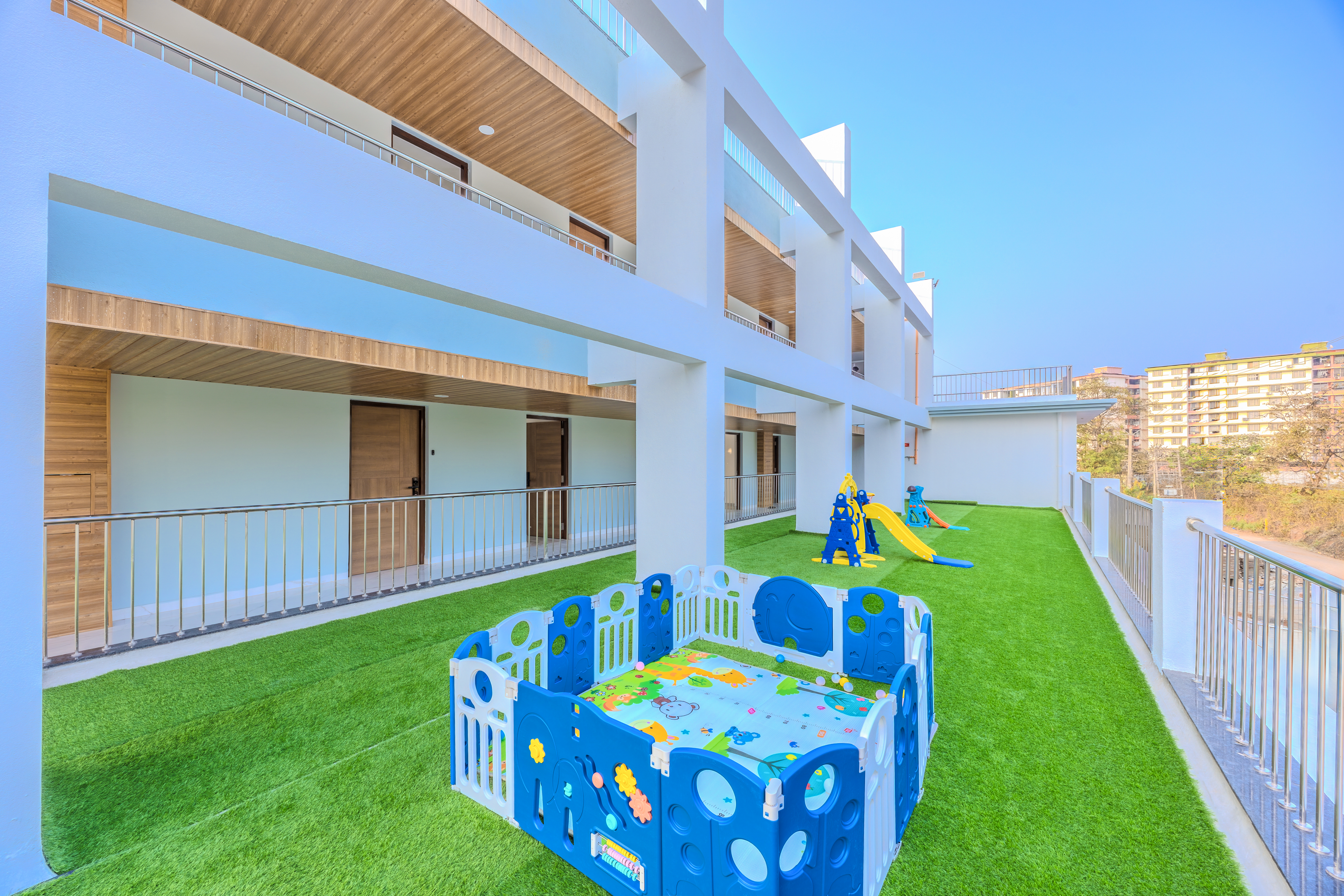 MidPoint Uno Suite | Pet-friendly 1-Room with Shared Outdoor Pool, Living Area & Entertainment Lounge | Lift Access — photo 7
