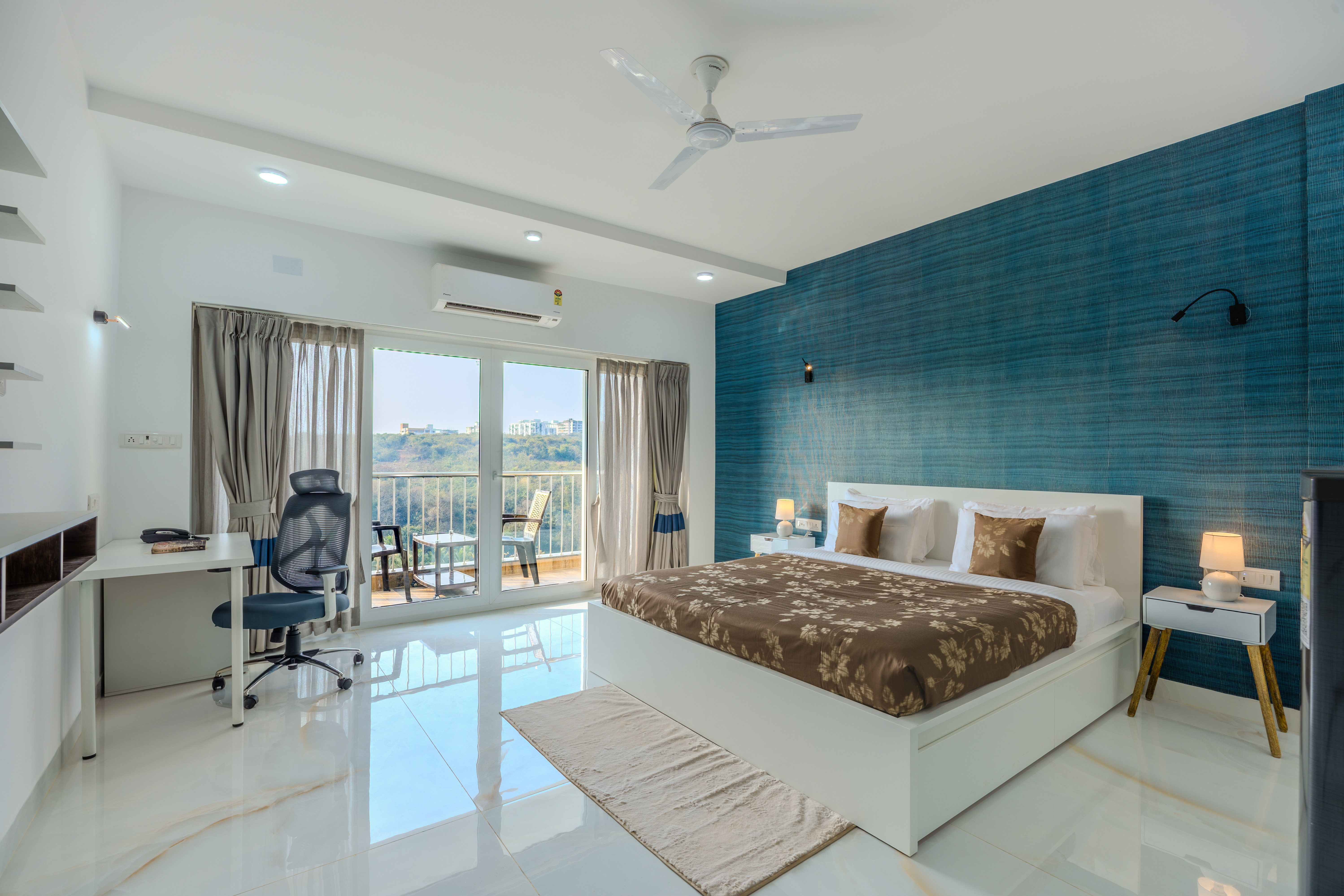 MidPoint Uno Suite | Pet-friendly 1-Room with Shared Outdoor Pool, Living Area & Entertainment Lounge | Lift Access — photo 14