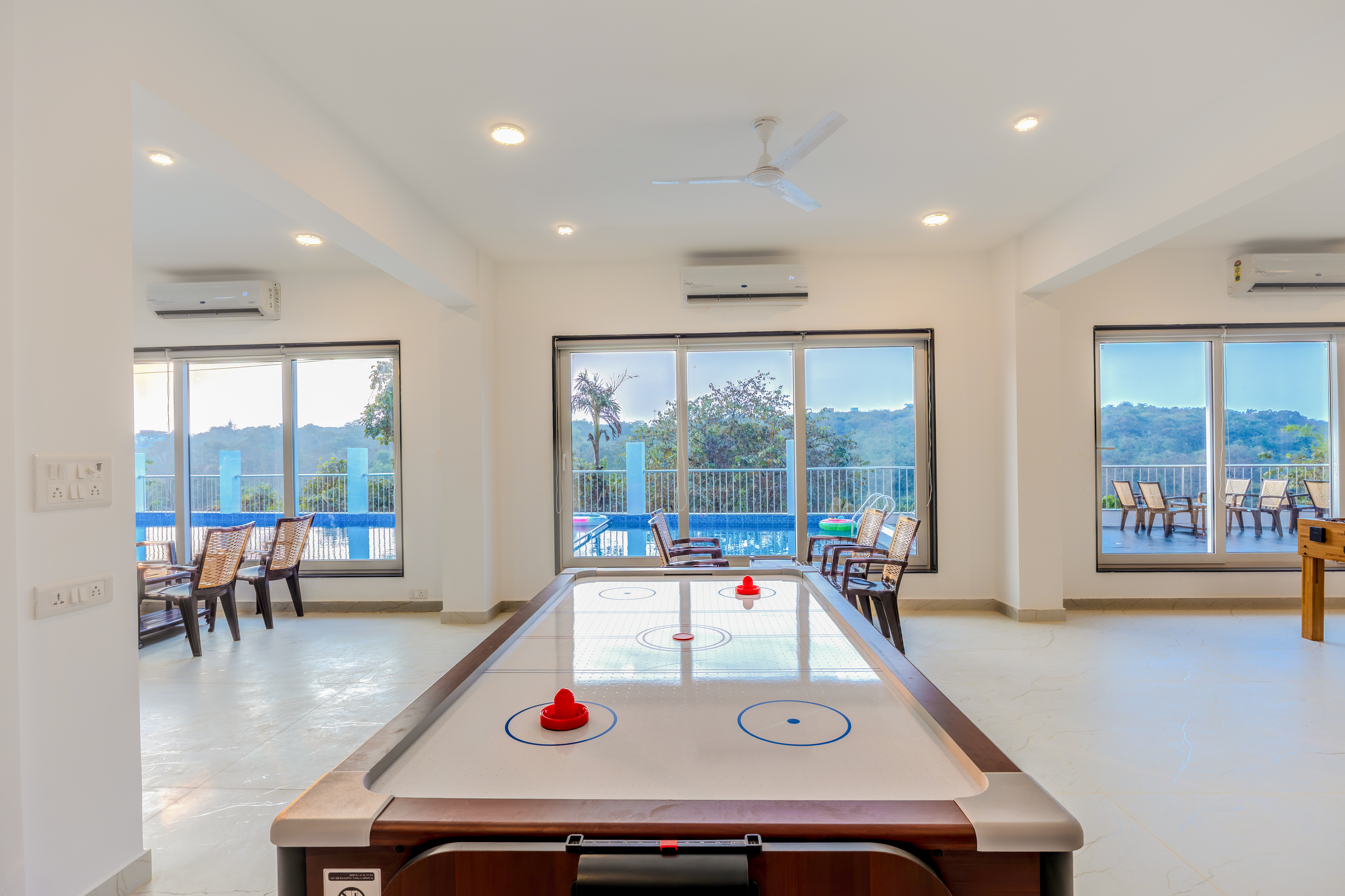 MidPoint Uno Suite | Pet-friendly 1-Room with Shared Outdoor Pool, Living Area & Entertainment Lounge | Lift Access — photo 6