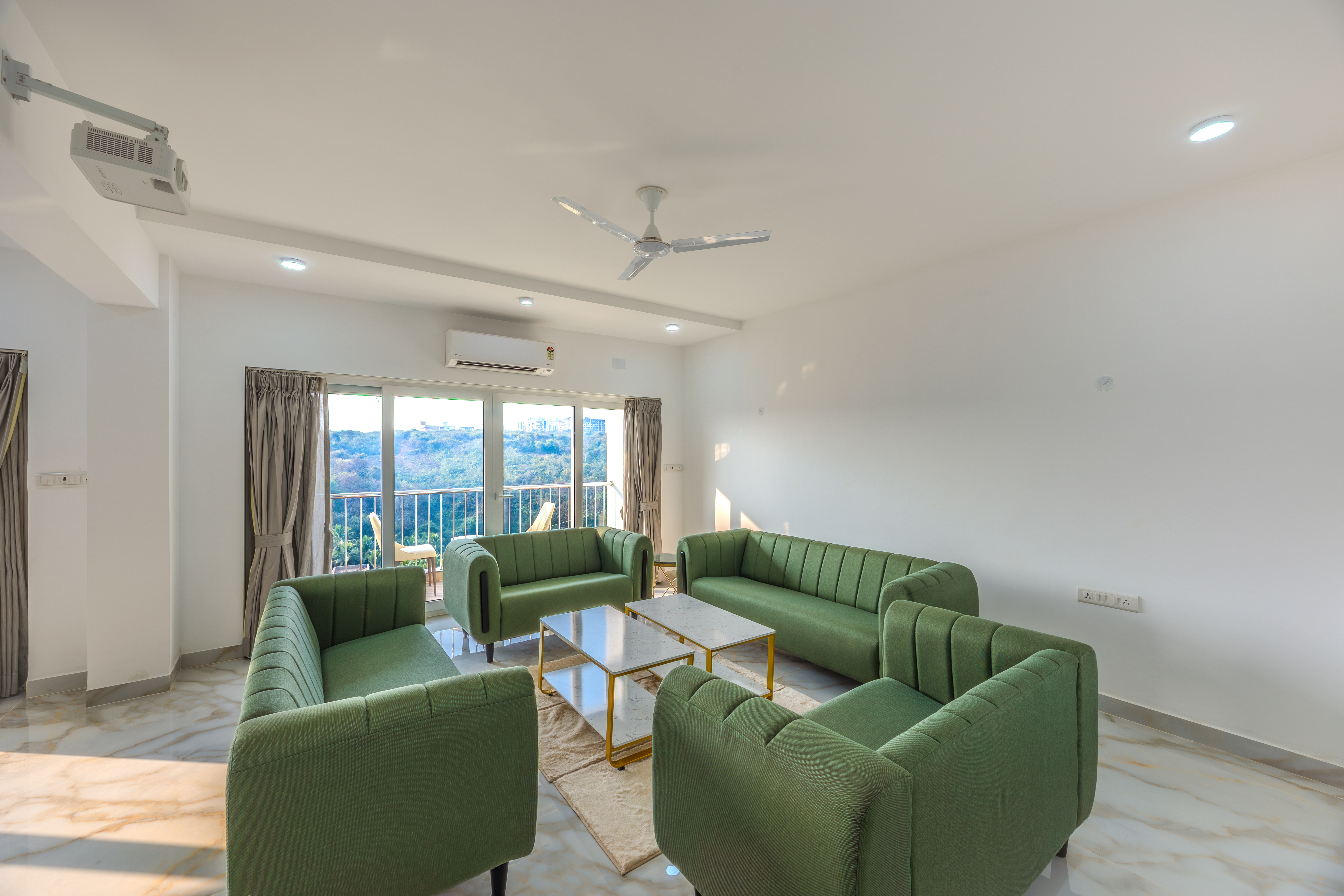 MidPoint Uno Suite | Pet-friendly 1-Room with Shared Outdoor Pool, Living Area & Entertainment Lounge | Lift Access — photo 19