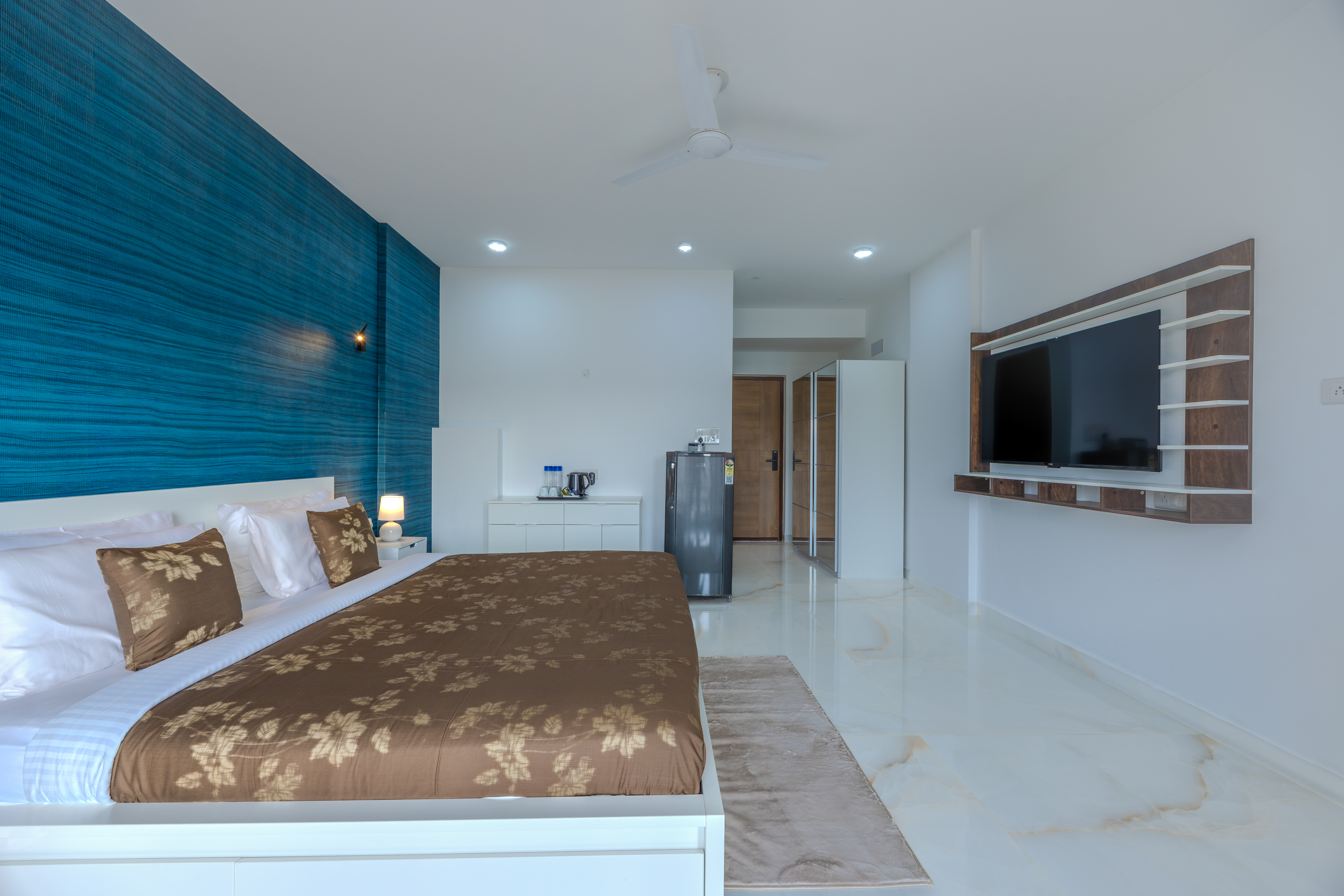 MidPoint Uno Suite | Pet-friendly 1-Room with Shared Outdoor Pool, Living Area & Entertainment Lounge | Lift Access — photo 28