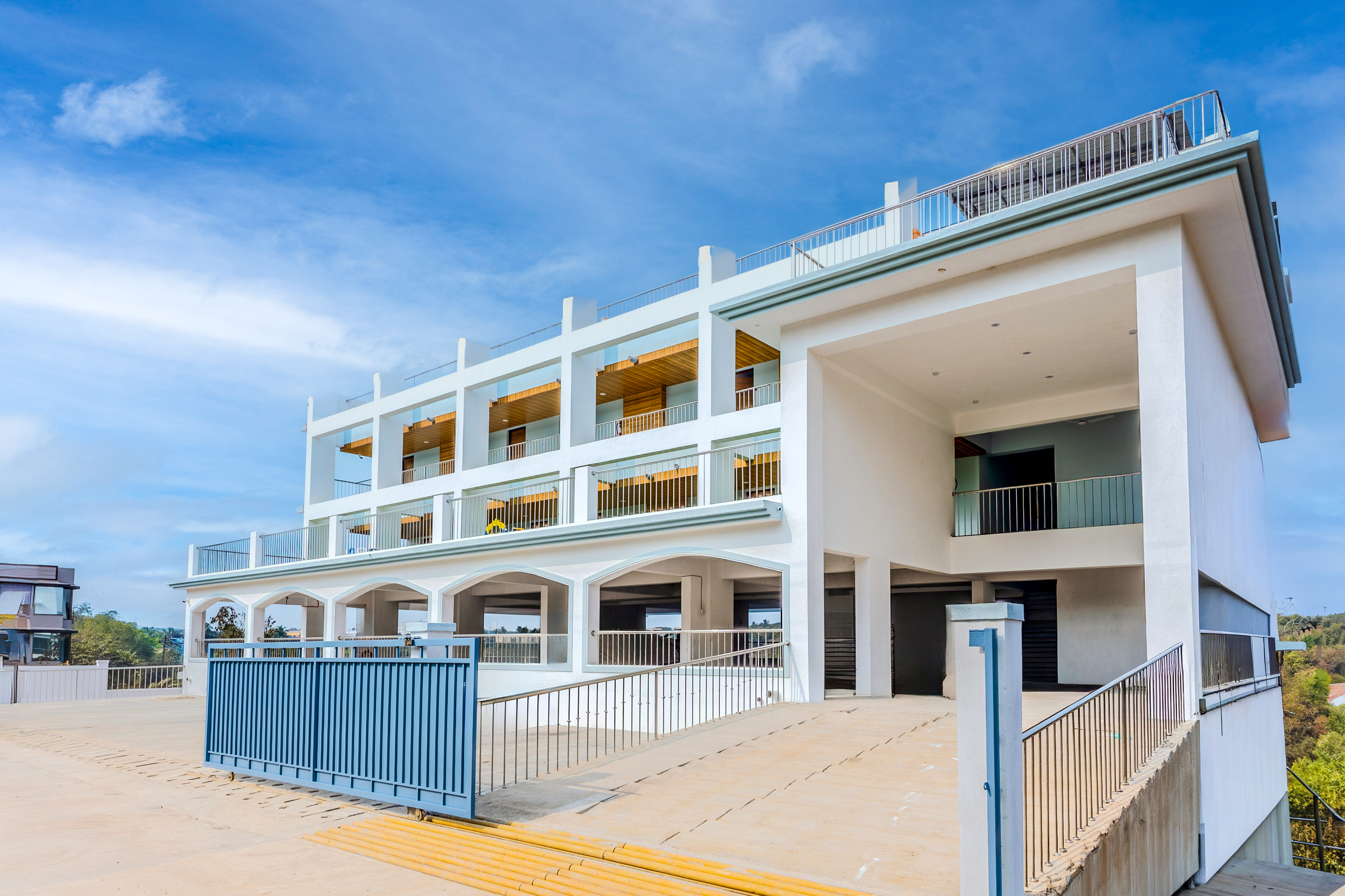 MidPoint Uno Suite | Pet-friendly 1-Room with Shared Outdoor Pool, Living Area & Entertainment Lounge | Lift Access — photo 2