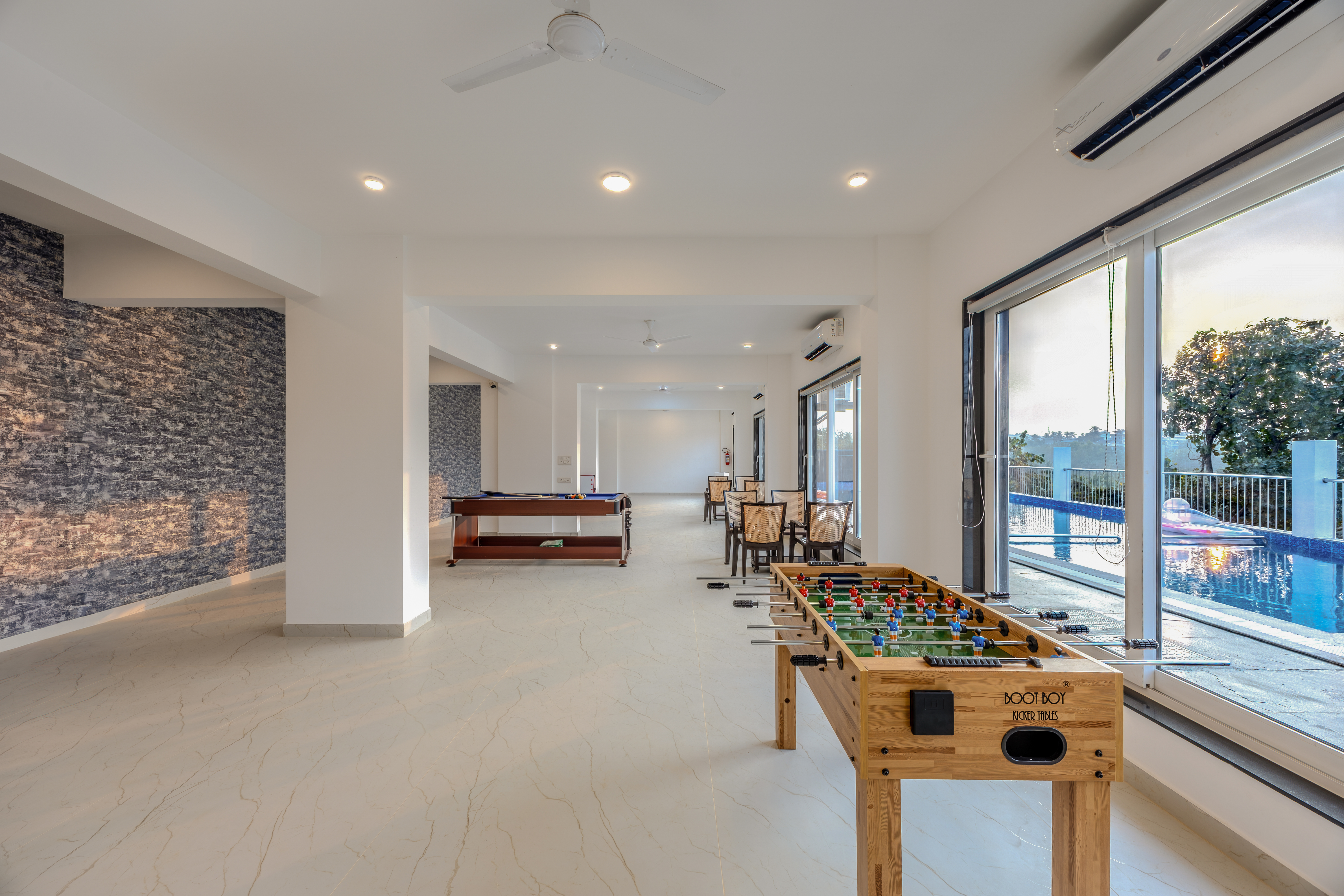 MidPoint Uno Suite | Pet-friendly 1-Room with Shared Outdoor Pool, Living Area & Entertainment Lounge | Lift Access — photo 25