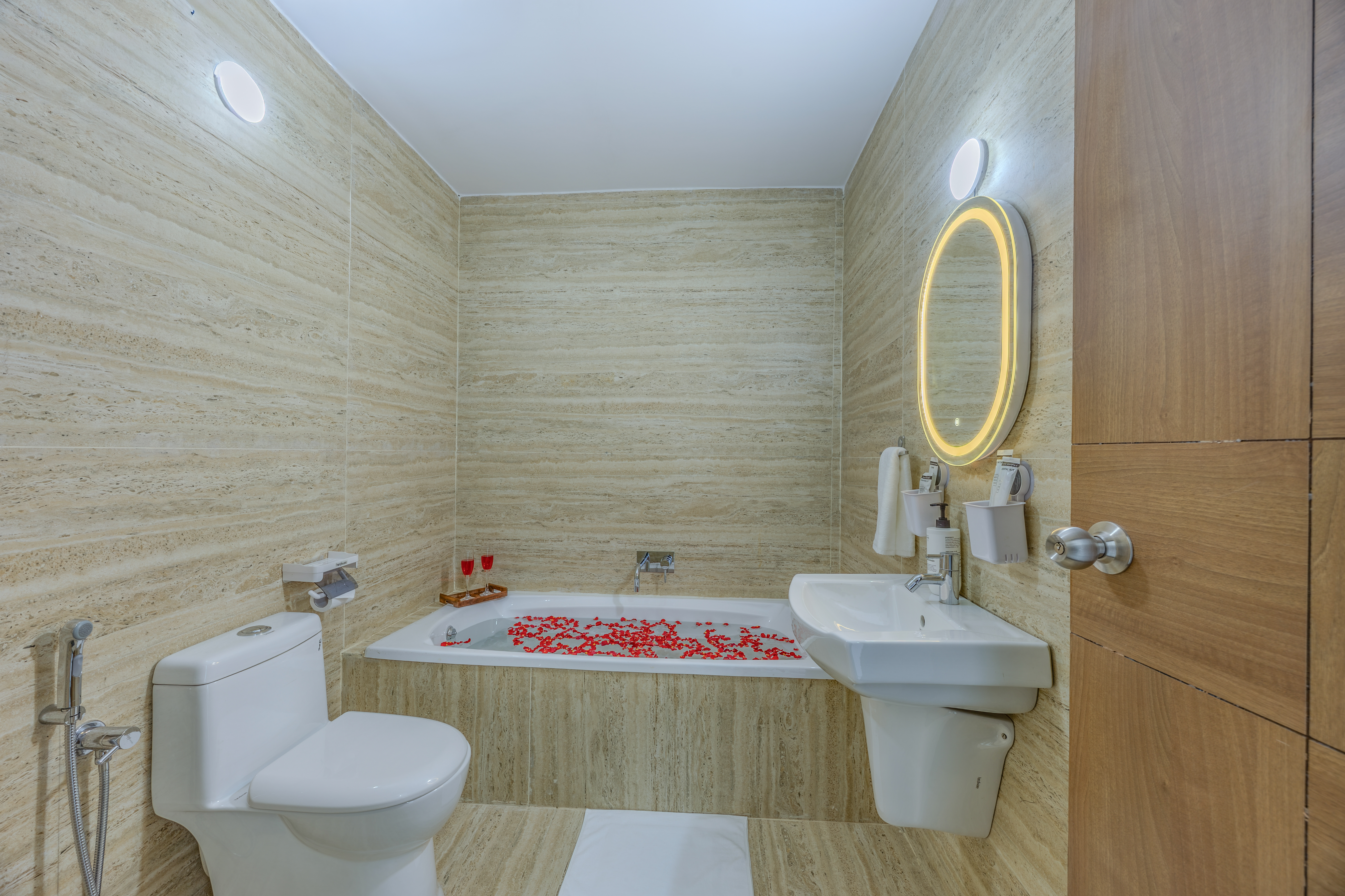 MidPoint Uno Suite | Pet-friendly 1-Room with Shared Outdoor Pool, Living Area & Entertainment Lounge | Lift Access — photo 15