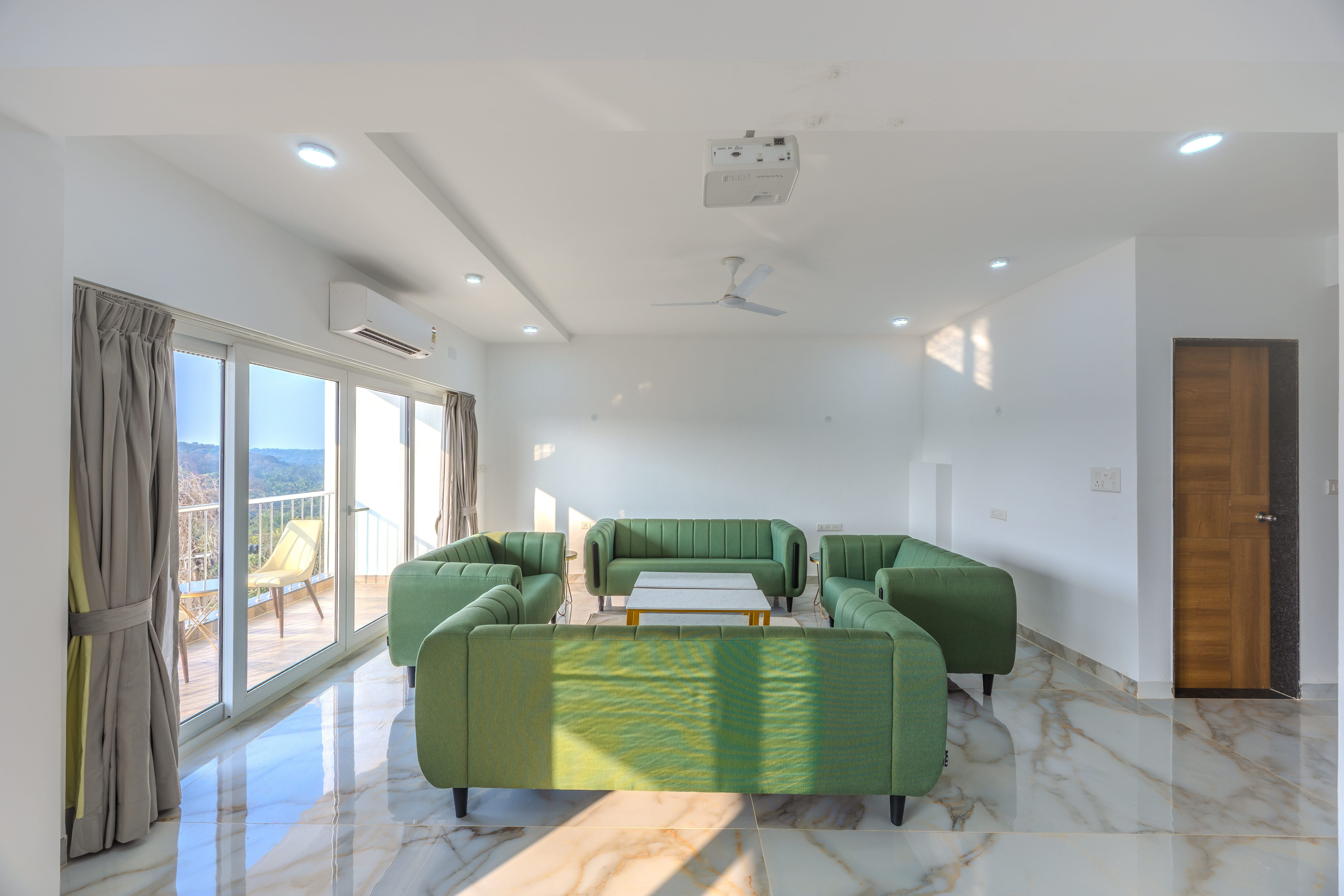 MidPoint Uno Suite | Pet-friendly 1-Room with Shared Outdoor Pool, Living Area & Entertainment Lounge | Lift Access — photo 20
