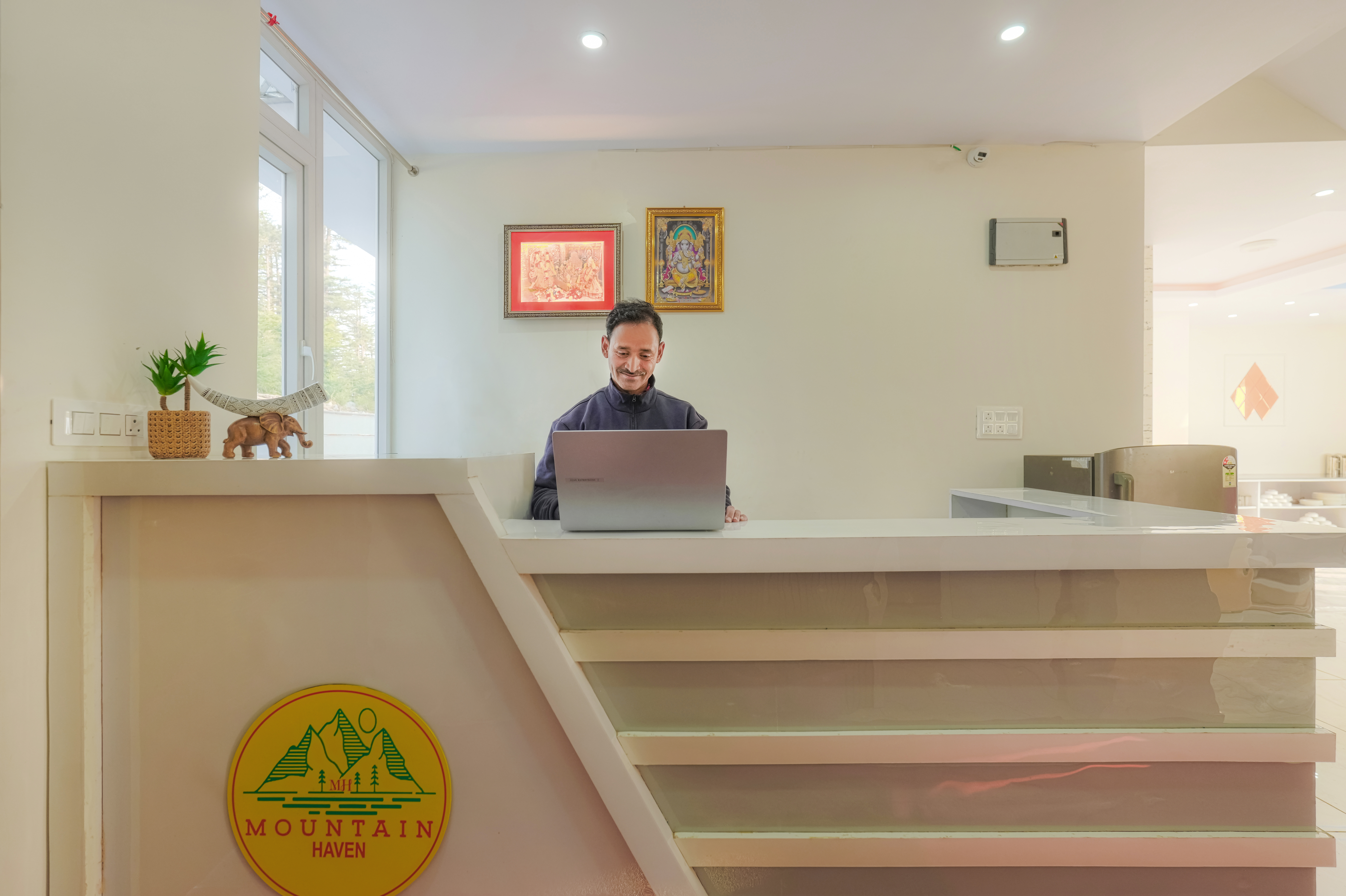 The Ridgeview Retreat Amelia | Hillside 2-Room Suite with Private Balcony, Bathtub & Restro | Near Naldehra Golf Course | Pet-friendly — photo 6