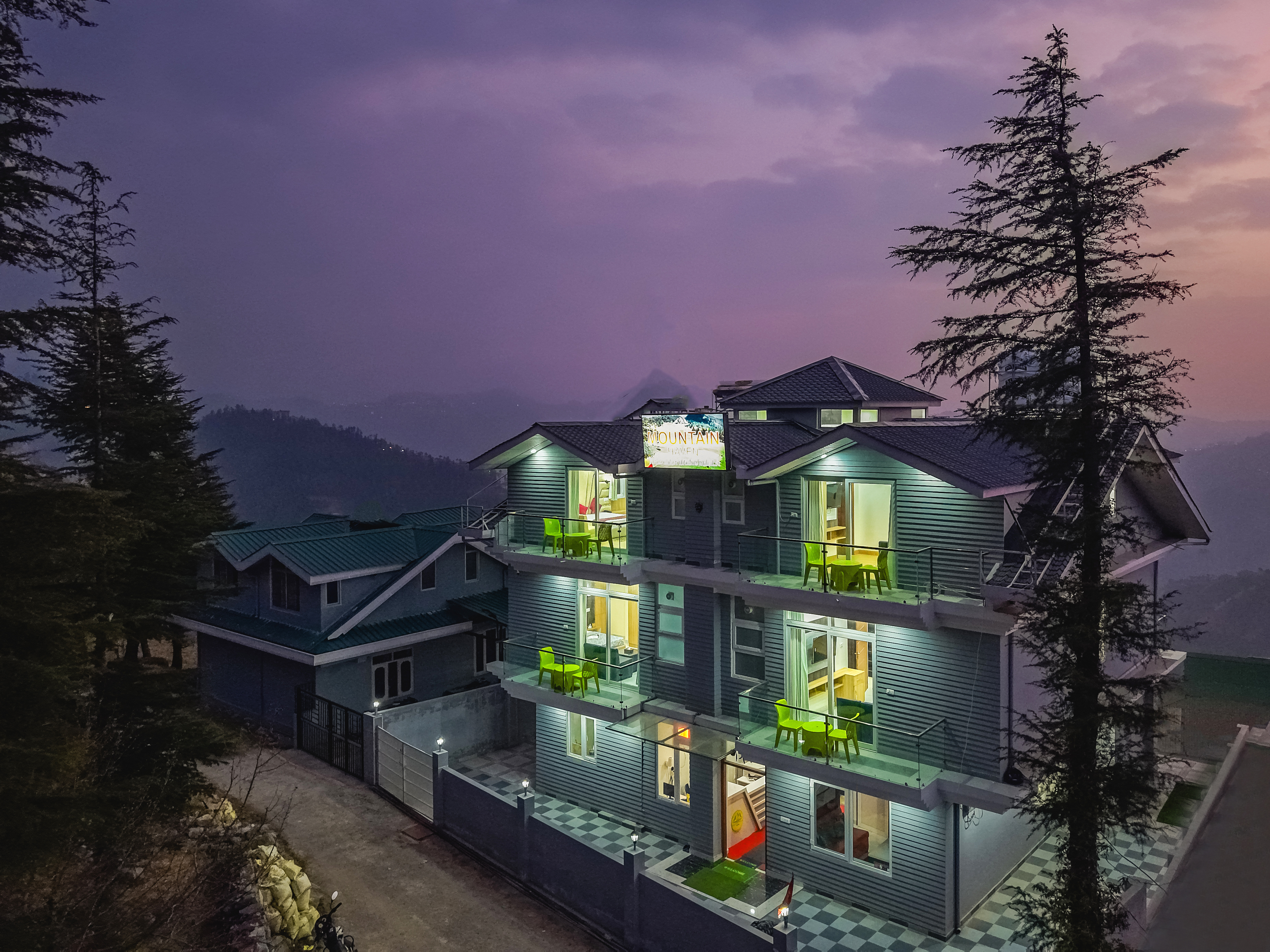 The Ridgeview Retreat Amelia | Hillside 2-Room Suite with Private Balcony, Bathtub & Restro | Near Naldehra Golf Course | Pet-friendly