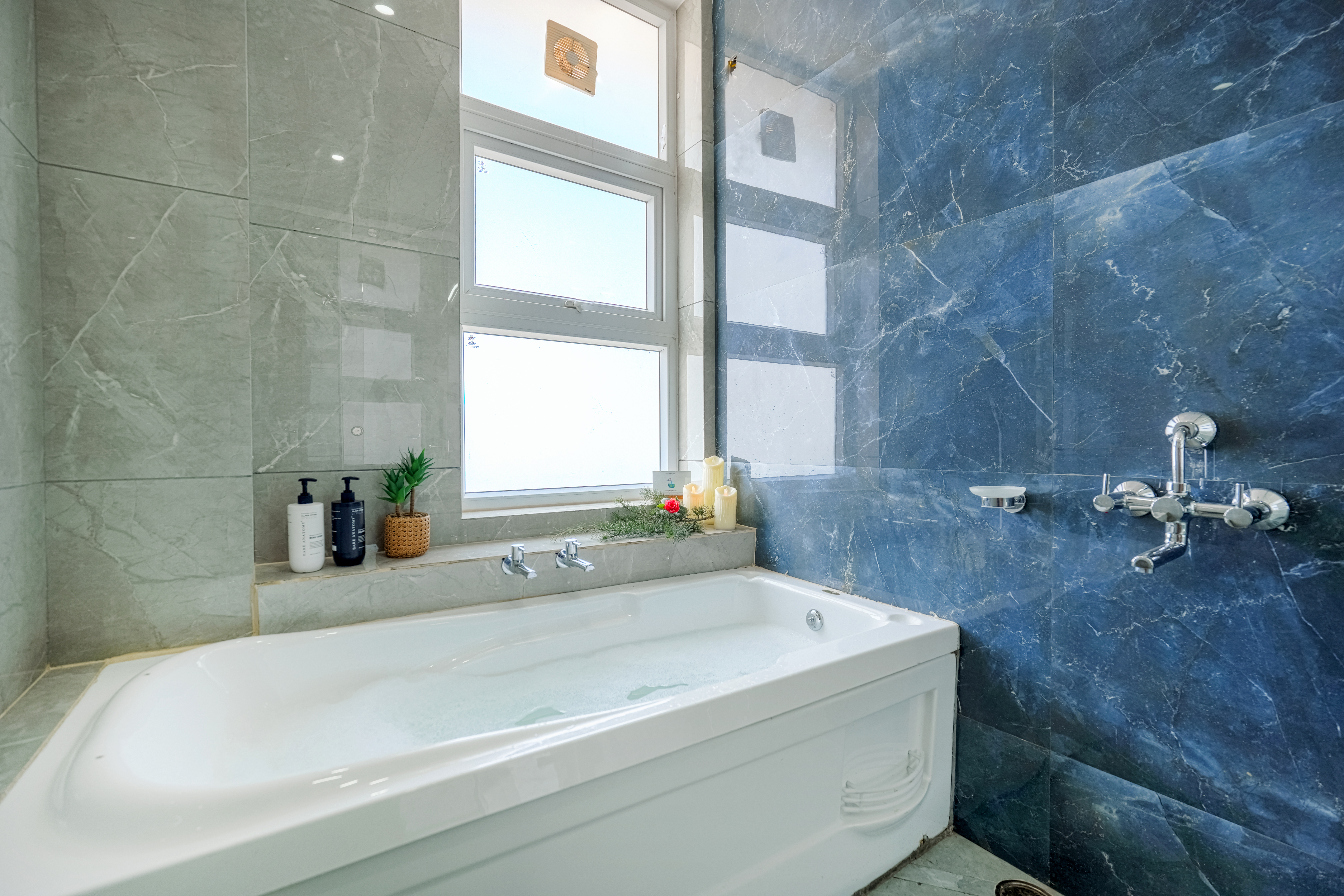 The Ridgeview Retreat Amelia | Hillside 2-Room Suite with Private Balcony, Bathtub & Restro | Near Naldehra Golf Course | Pet-friendly — photo 16