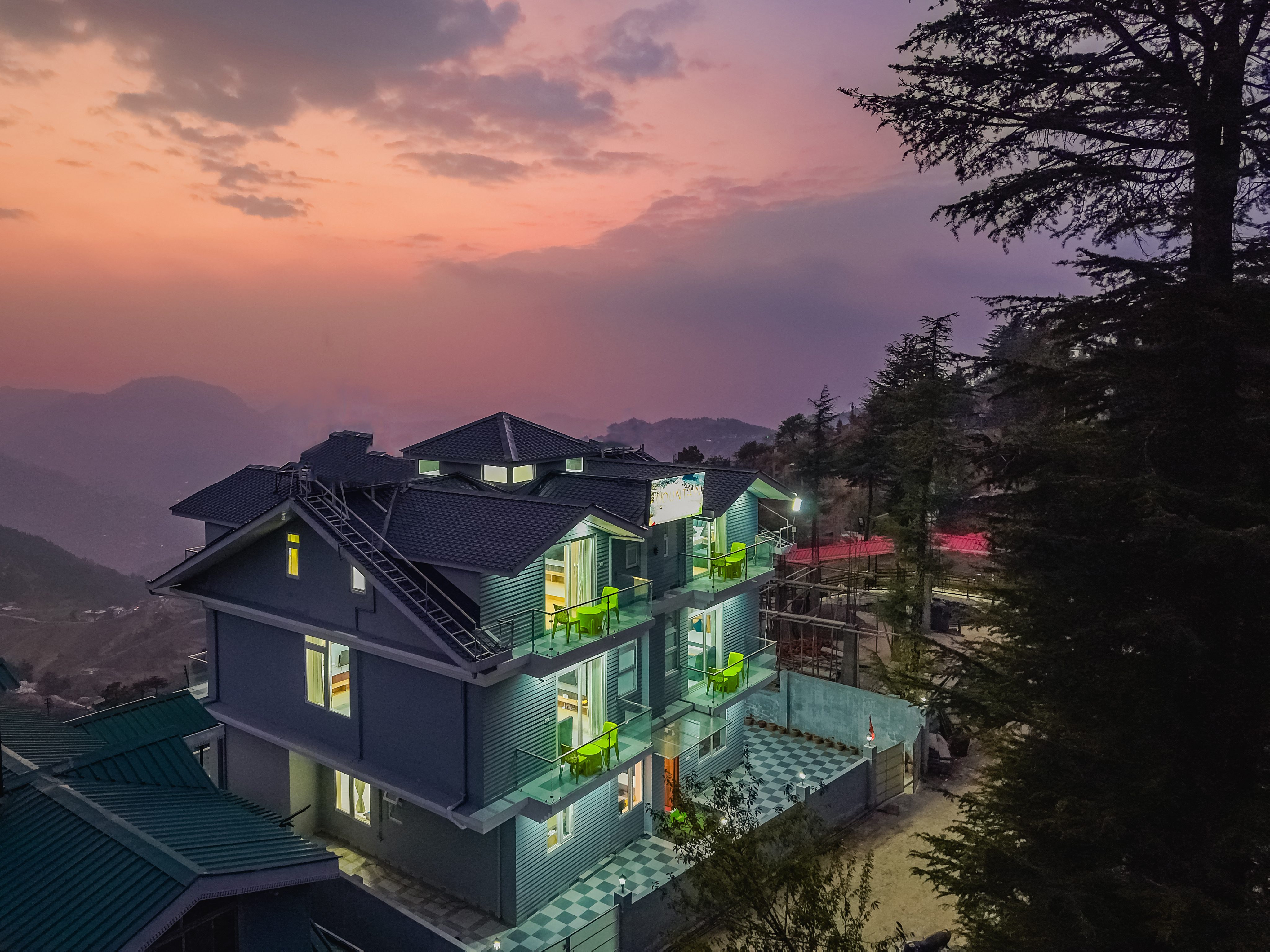 The Ridgeview Retreat Amelia | Hillside 2-Room Suite with Private Balcony, Bathtub & Restro | Near Naldehra Golf Course | Pet-friendly — photo 8