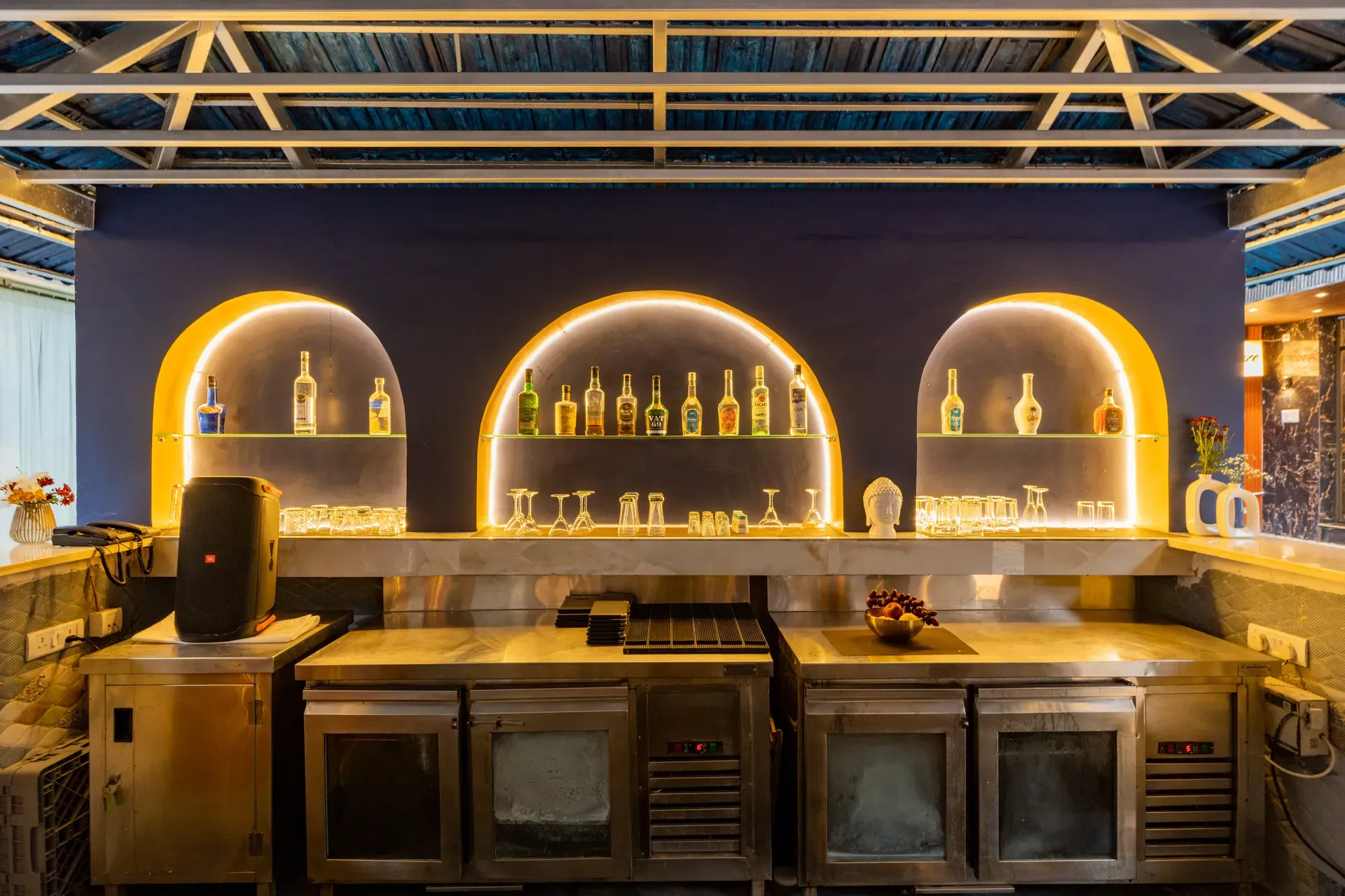 Emperor Ozran | Superior With Common Pool, Restaurant & Bar — photo 2