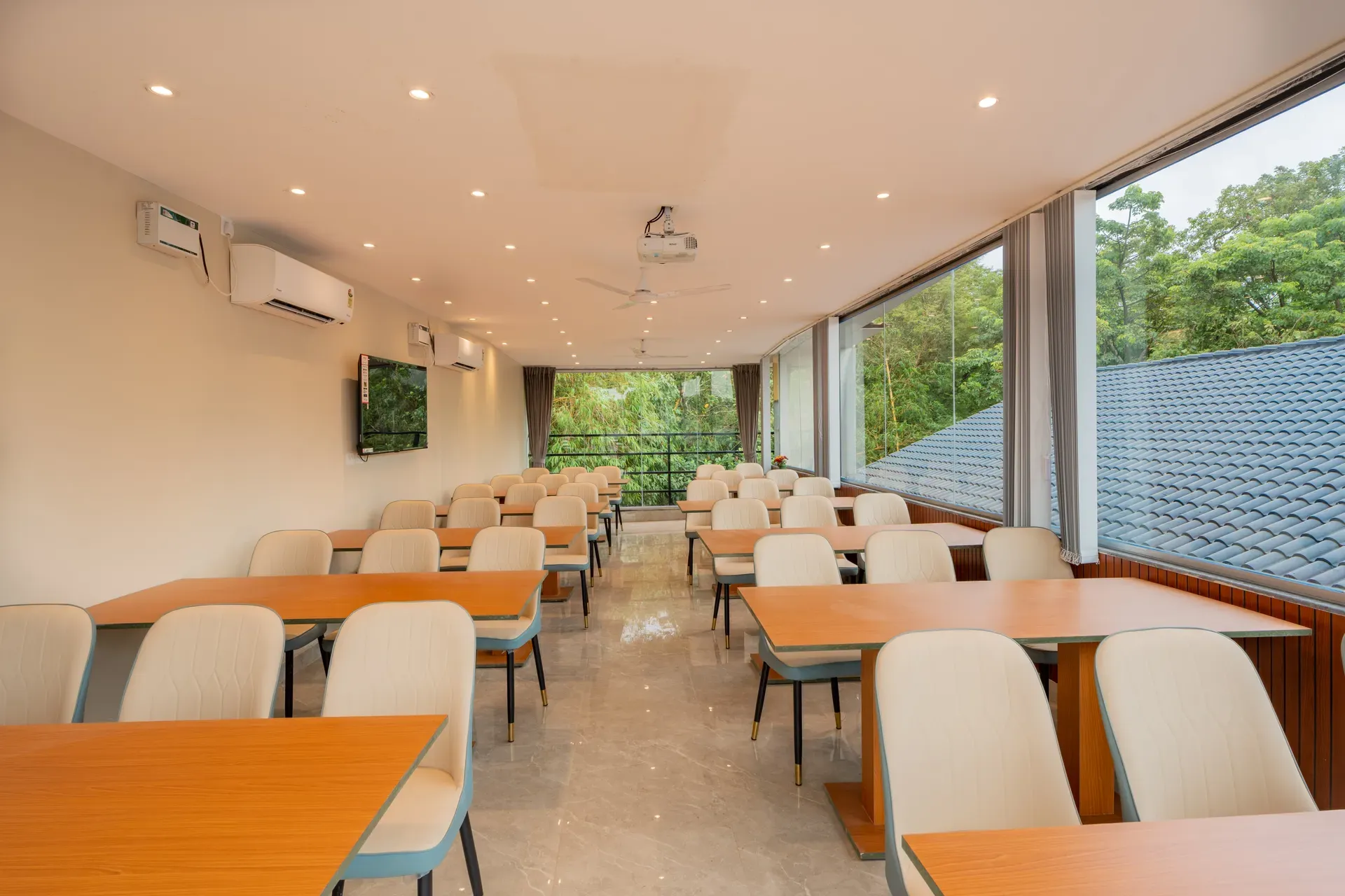 Emperor Ozran | Superior With Common Pool, Restaurant & Bar — photo 11