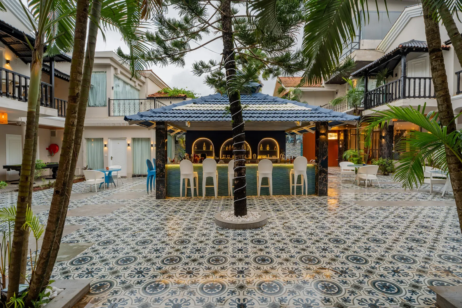 Emperor Ozran | Superior With Common Pool, Restaurant & Bar — photo 10