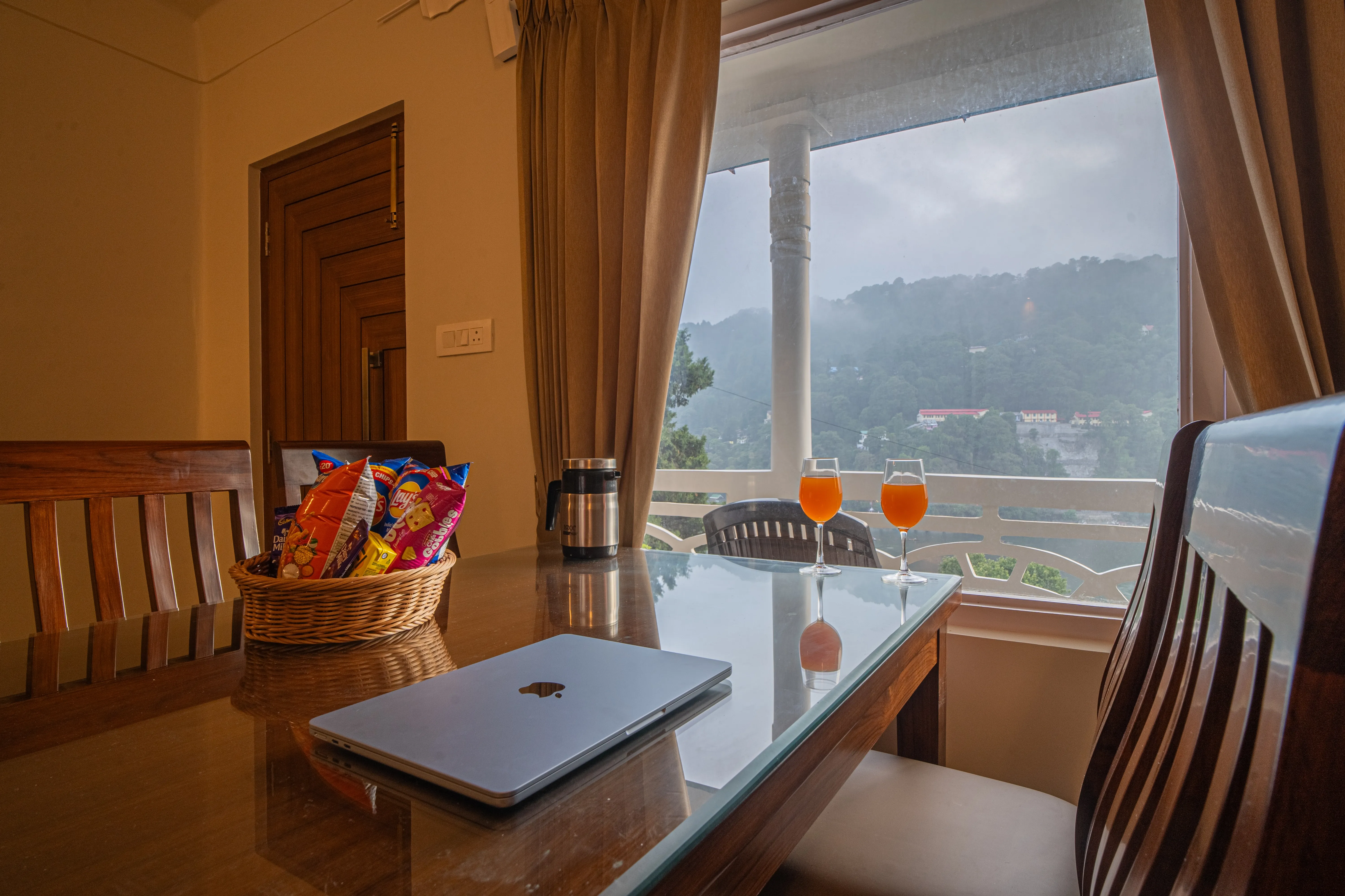 Headingly Suites | Lake-Facing 2-Room Retreat Just Above Mall Road — photo 7
