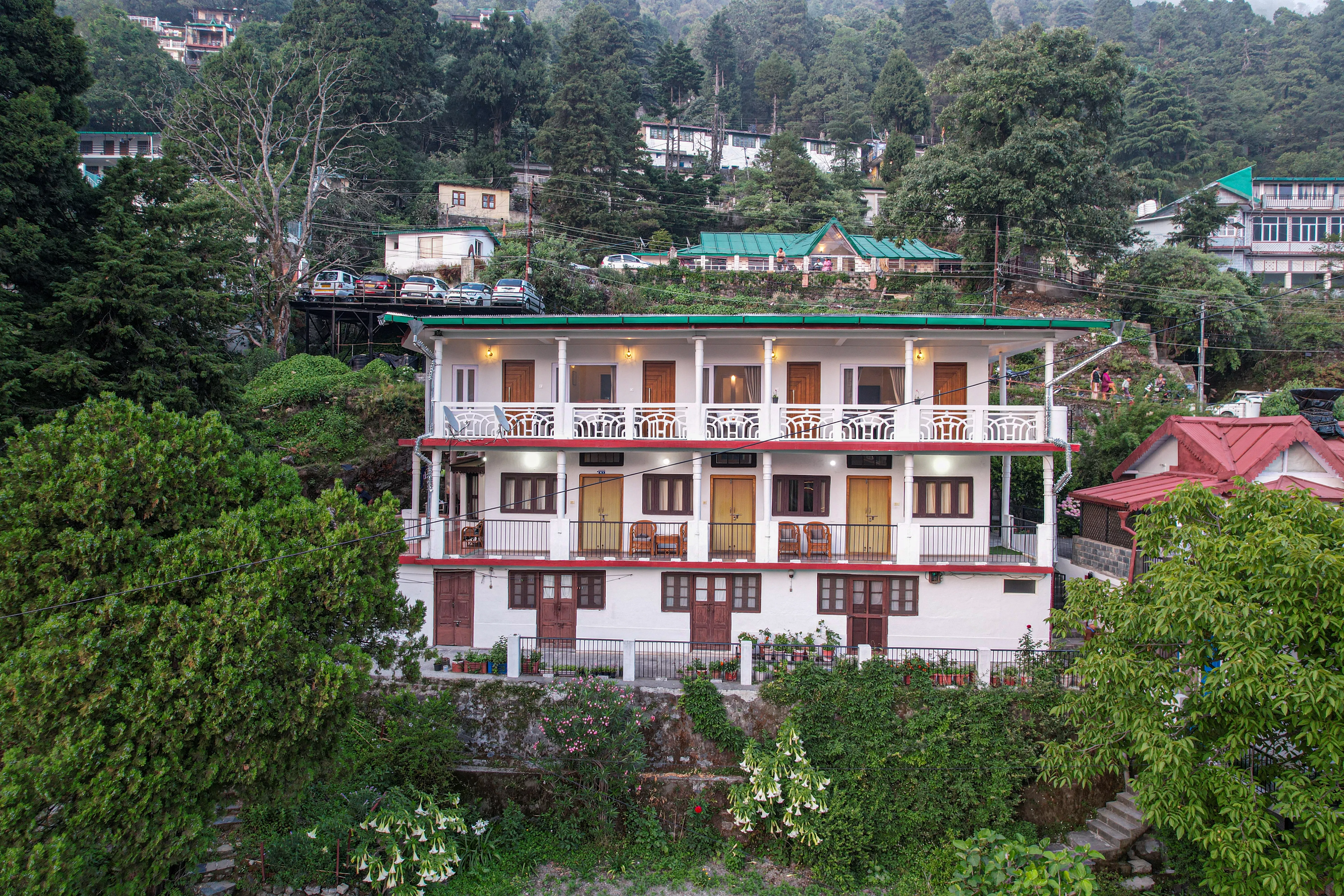 Headingly Suites | Lake-Facing 2-Room Retreat Just Above Mall Road — photo 15