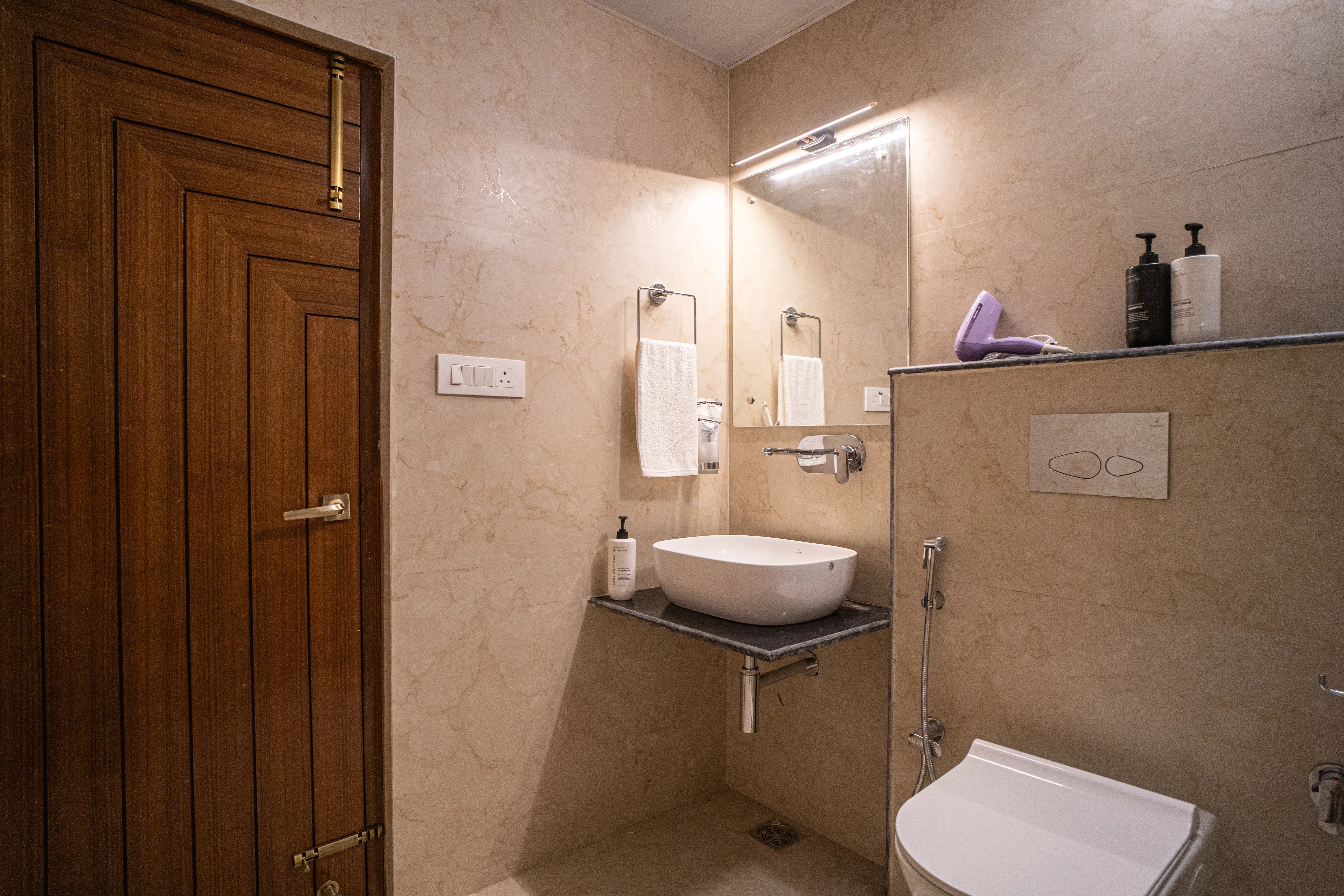 Headingly Suites | Lake-Facing 2-Room Retreat Just Above Mall Road — photo 11