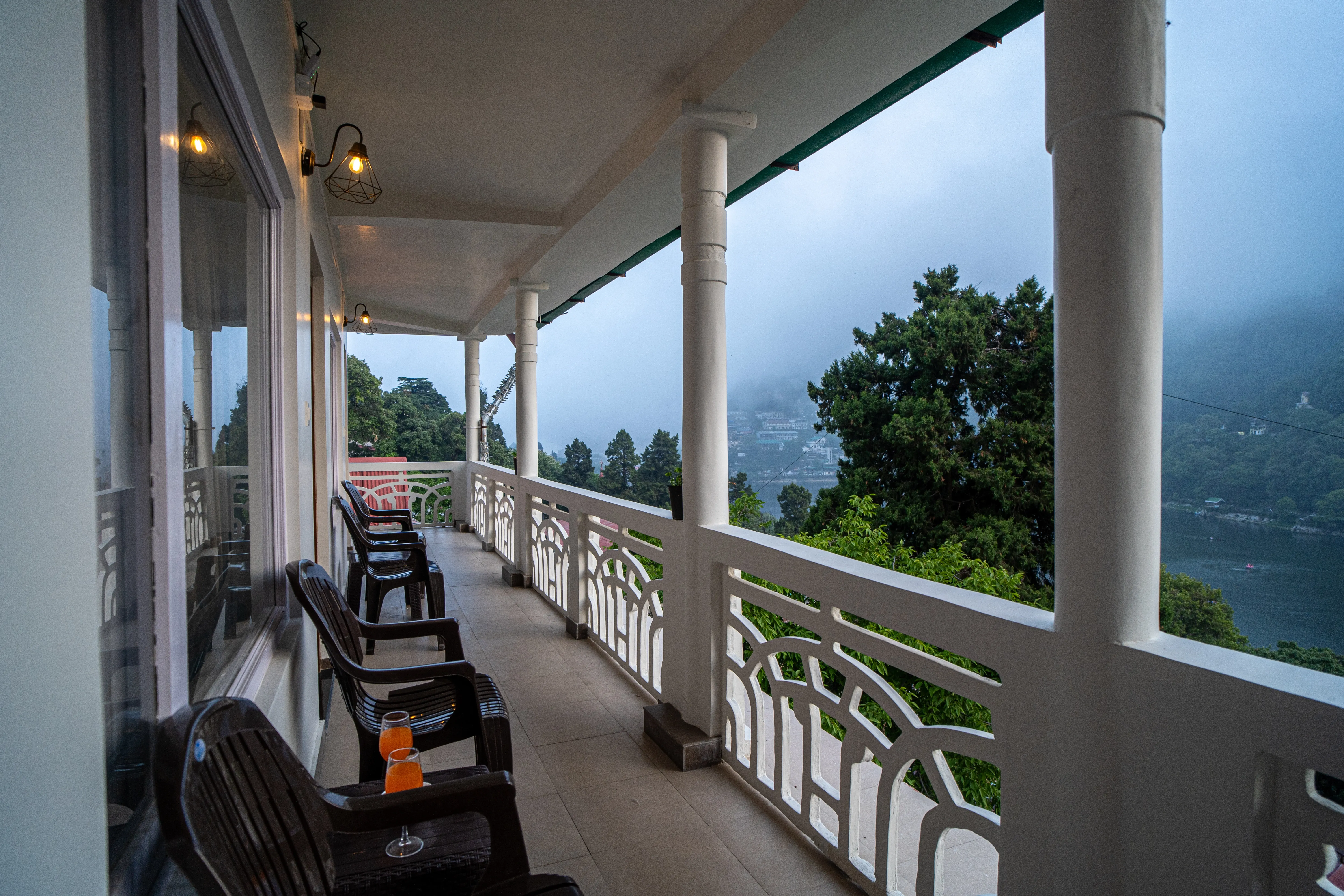 Headingly Suites | Lake-Facing 2-Room Retreat Just Above Mall Road — photo 12