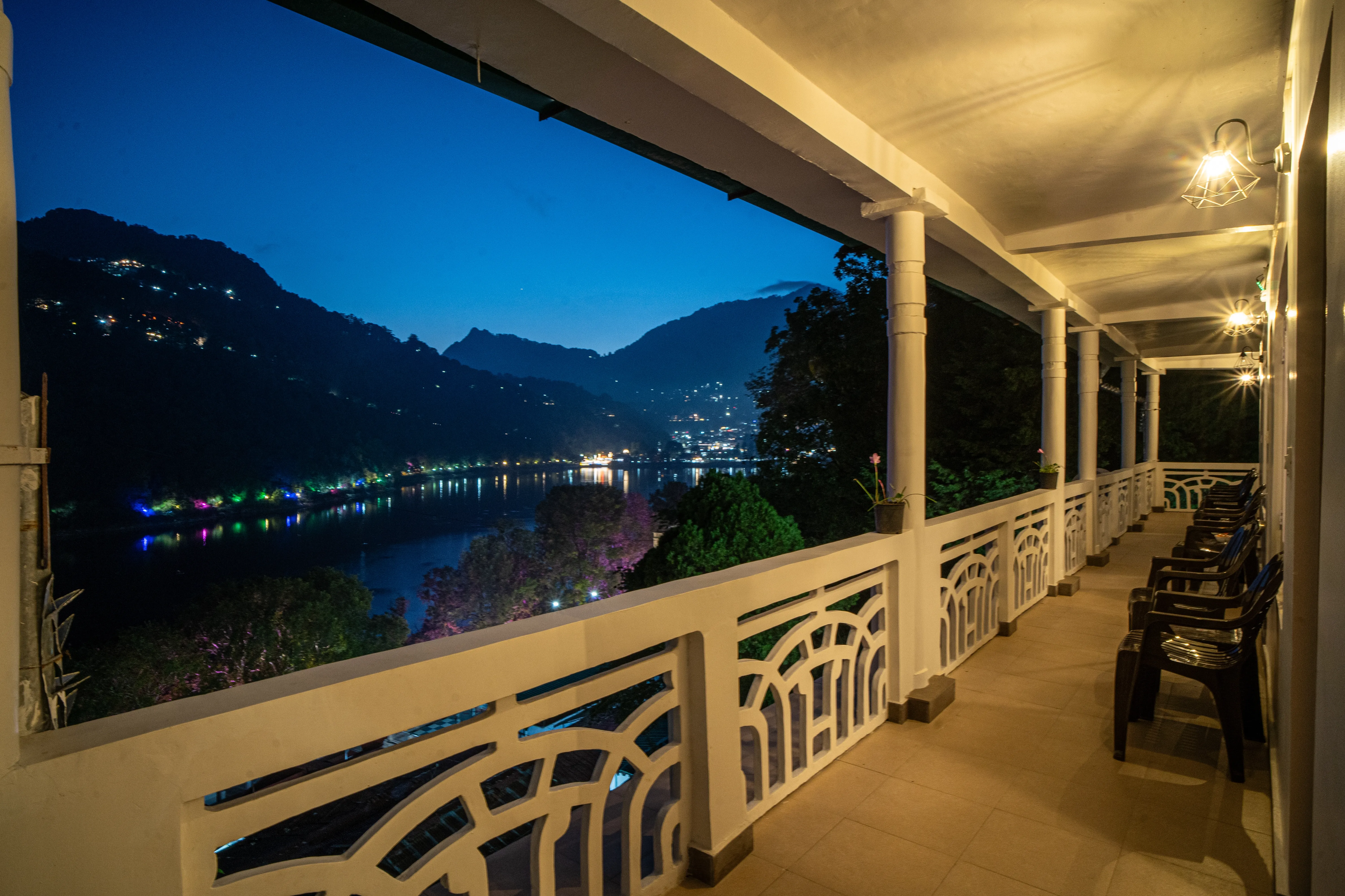 Headingly Suites | Lake-Facing 2-Room Retreat Just Above Mall Road — photo 5