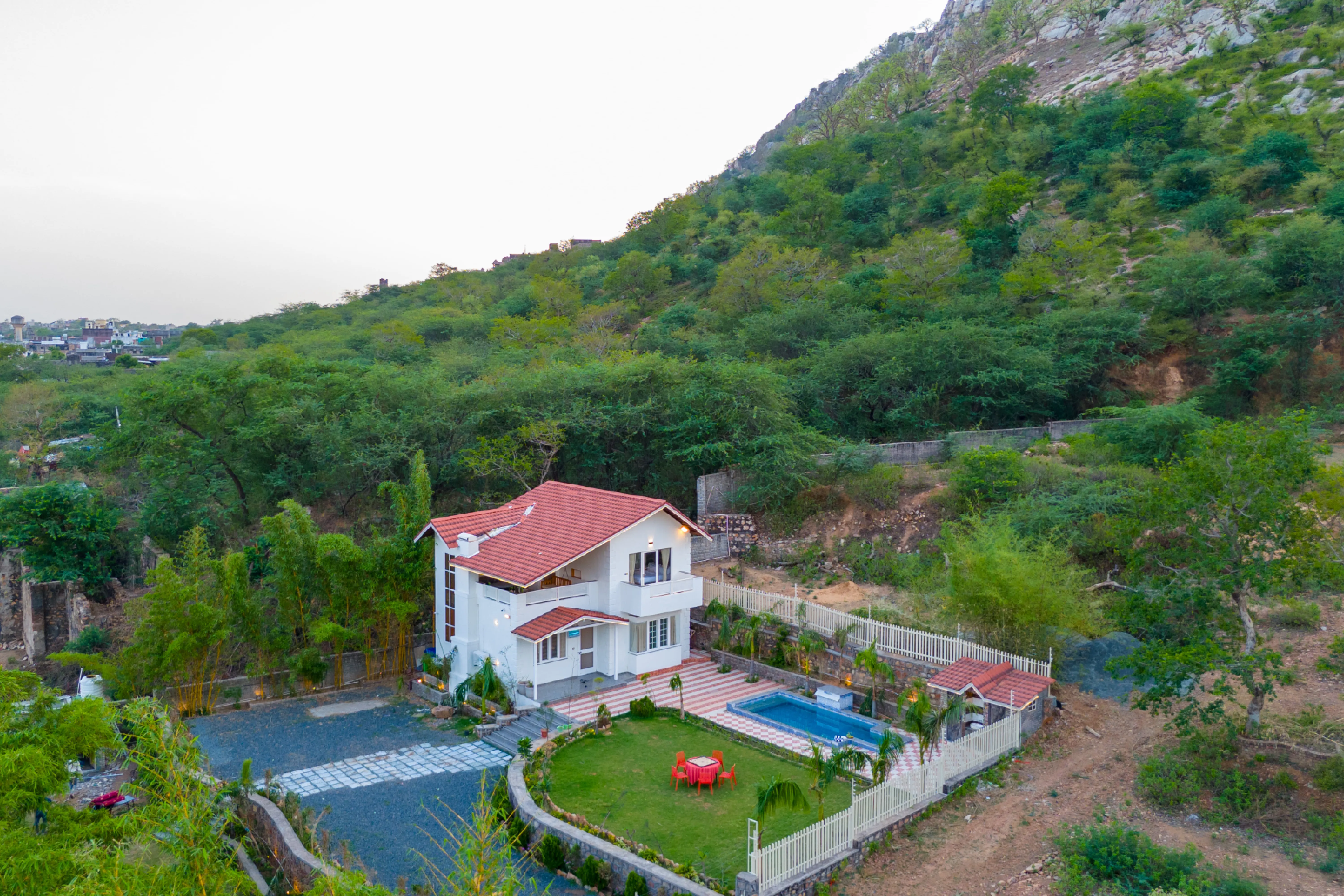 Ramgarh Wild Retreat | Pet-friendly Colonial-Style 2-BHK Villa Amidst the Hills with Private Pool & Garden — photo 2