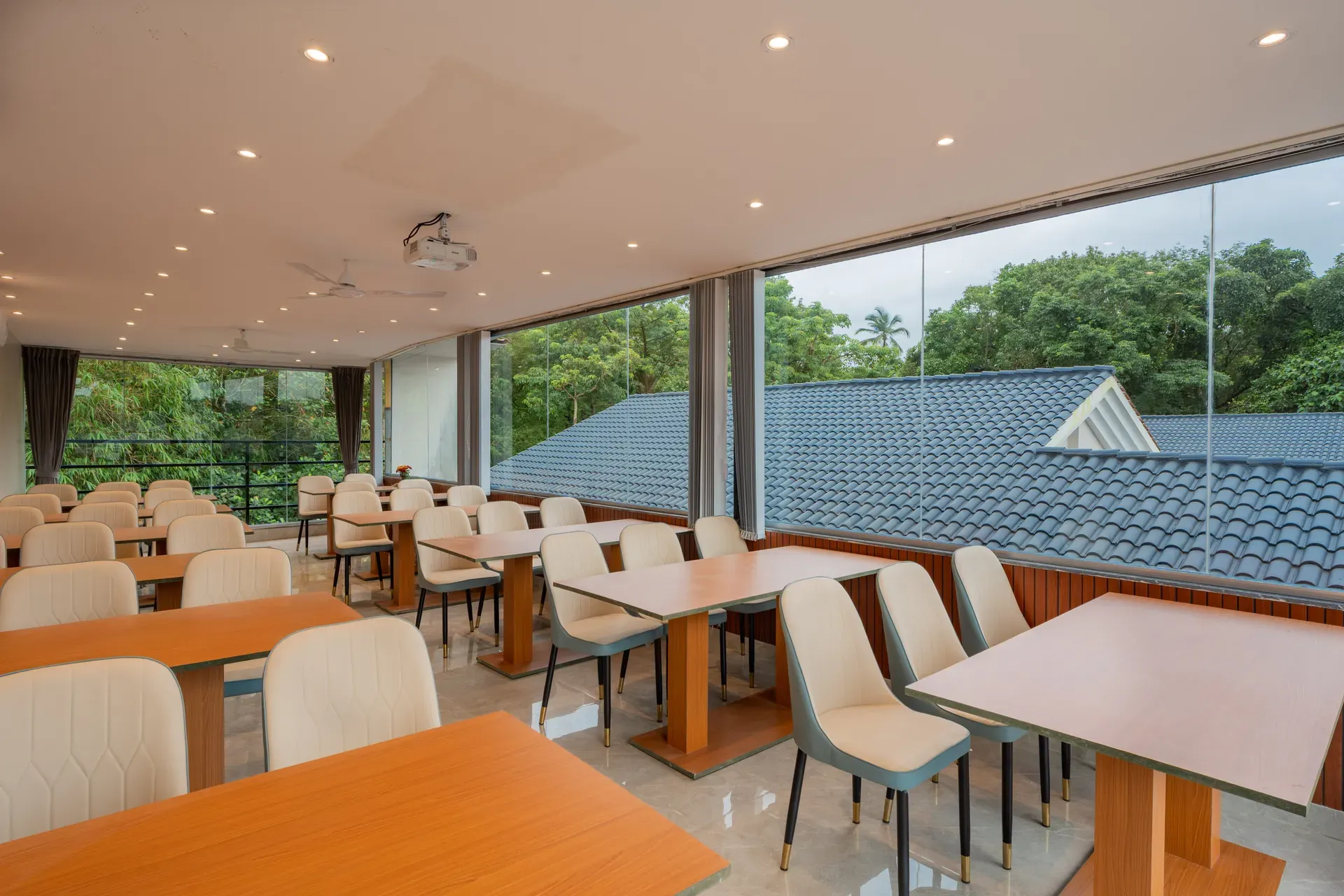 Emperor Ozran | Studio With Kitchen, Restaurant & Bar — photo 13