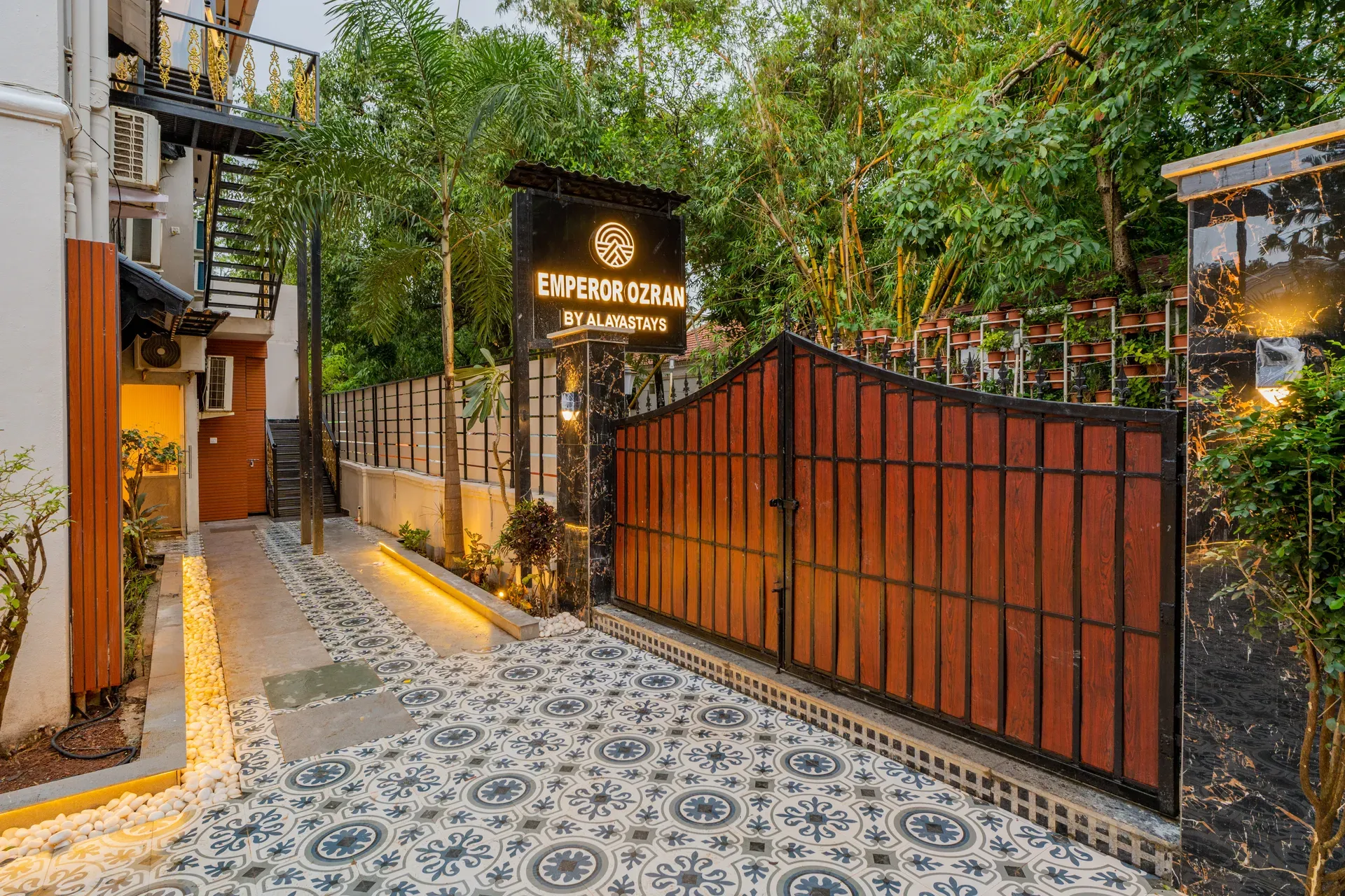 Emperor Ozran | Studio With Kitchen, Restaurant & Bar — photo 9