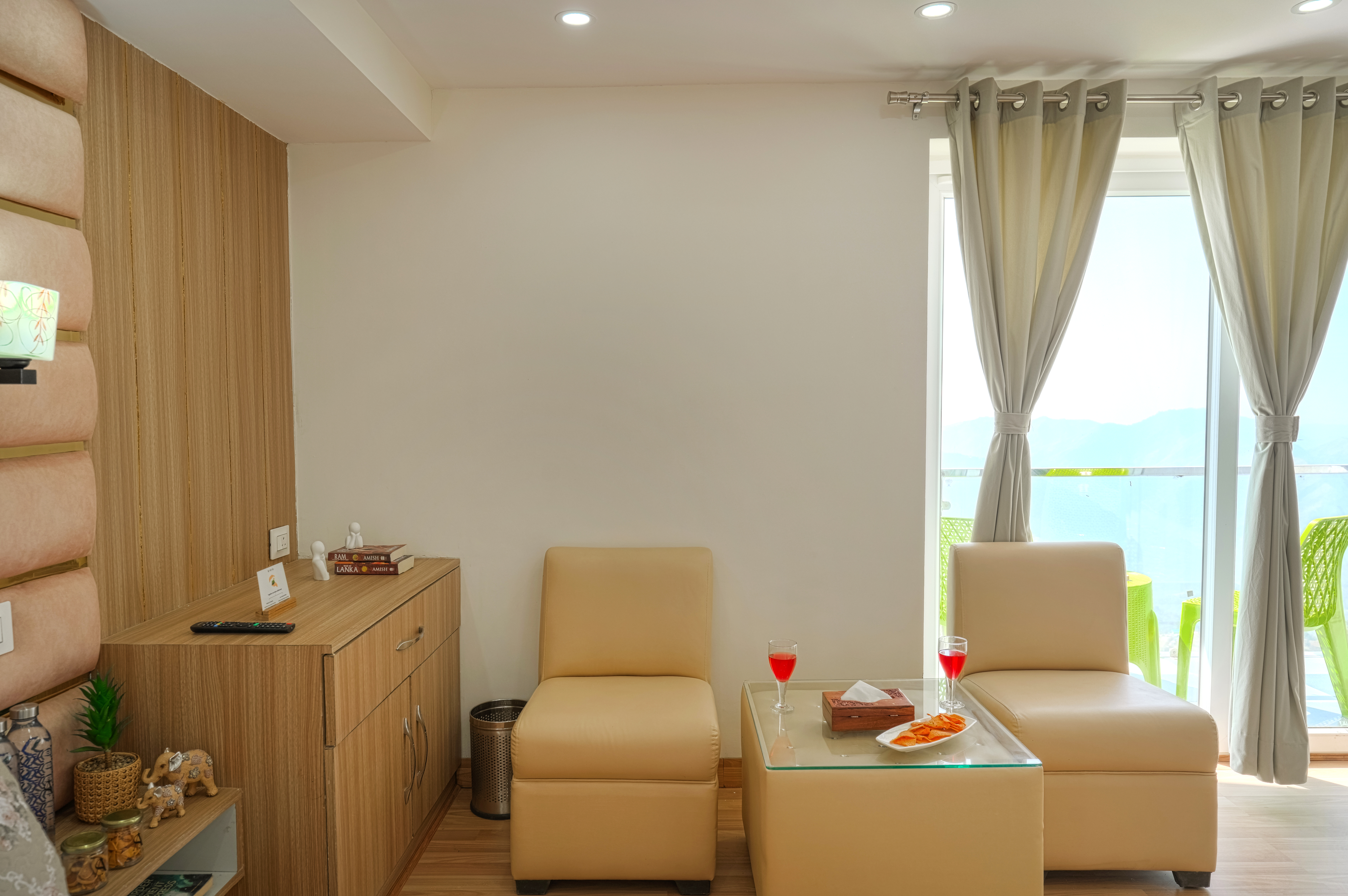 The Ridgeview Retreat Arabella | Pet-friendly Hillside Room with Private Balcony & Bathtub, Common Recreation Zone, Lounge & Restro | Close to Naldehra — photo 13