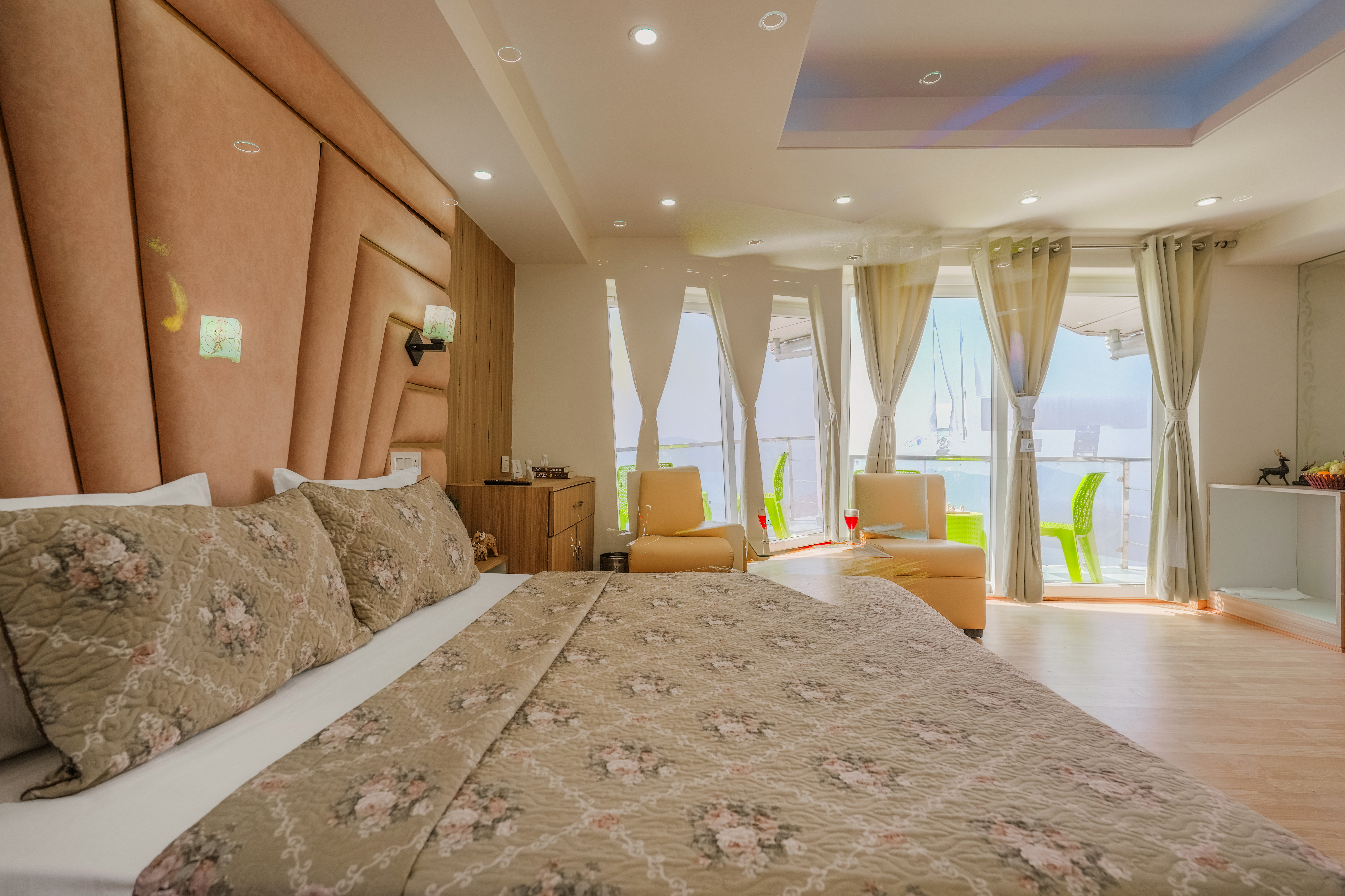 The Ridgeview Retreat Arabella | Pet-friendly Hillside Room with Private Balcony & Bathtub, Common Recreation Zone, Lounge & Restro | Close to Naldehra — photo 15