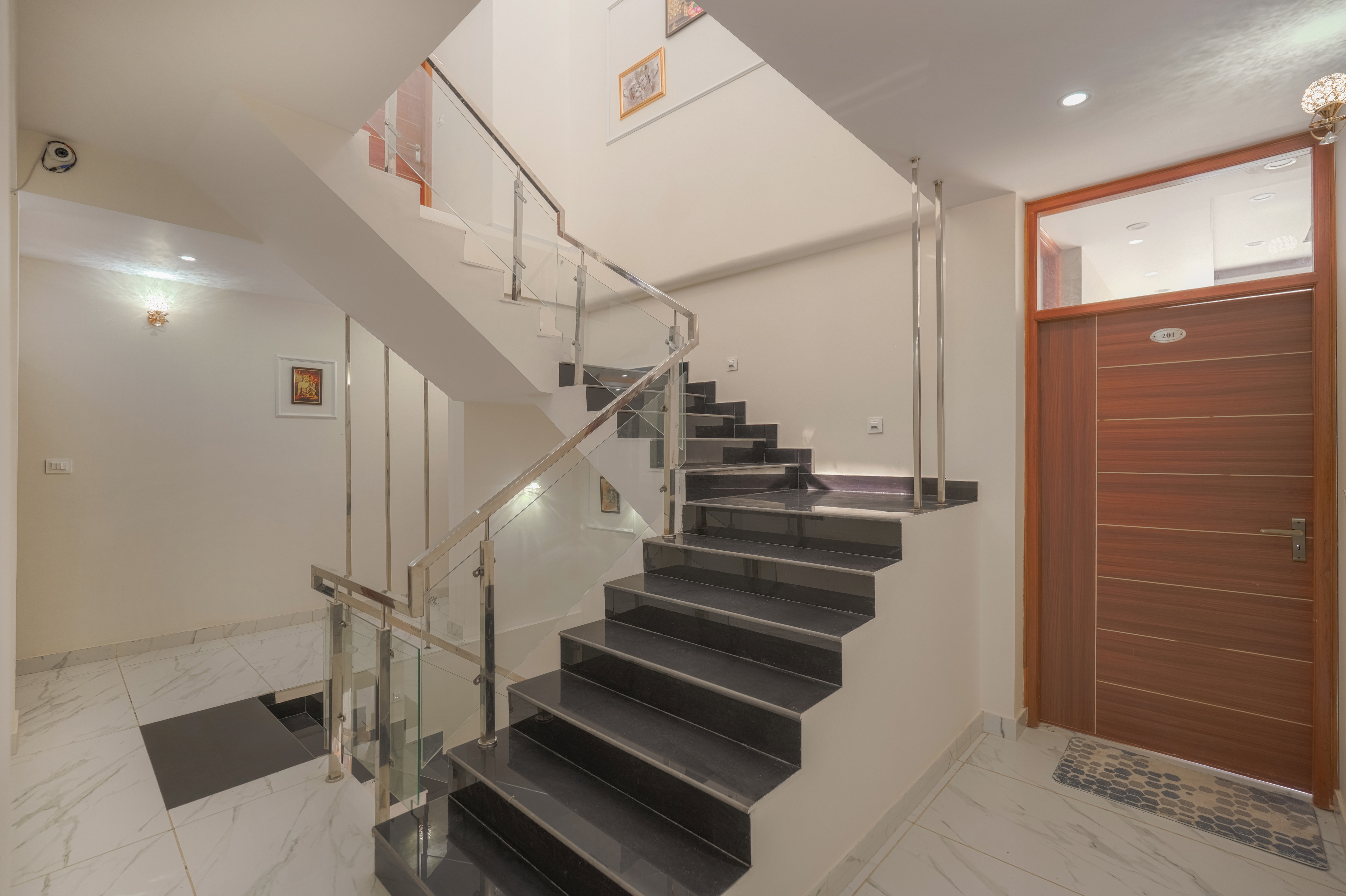 The Ridgeview Retreat Arabella | Pet-friendly Hillside Room with Private Balcony & Bathtub, Common Recreation Zone, Lounge & Restro | Close to Naldehra — photo 17